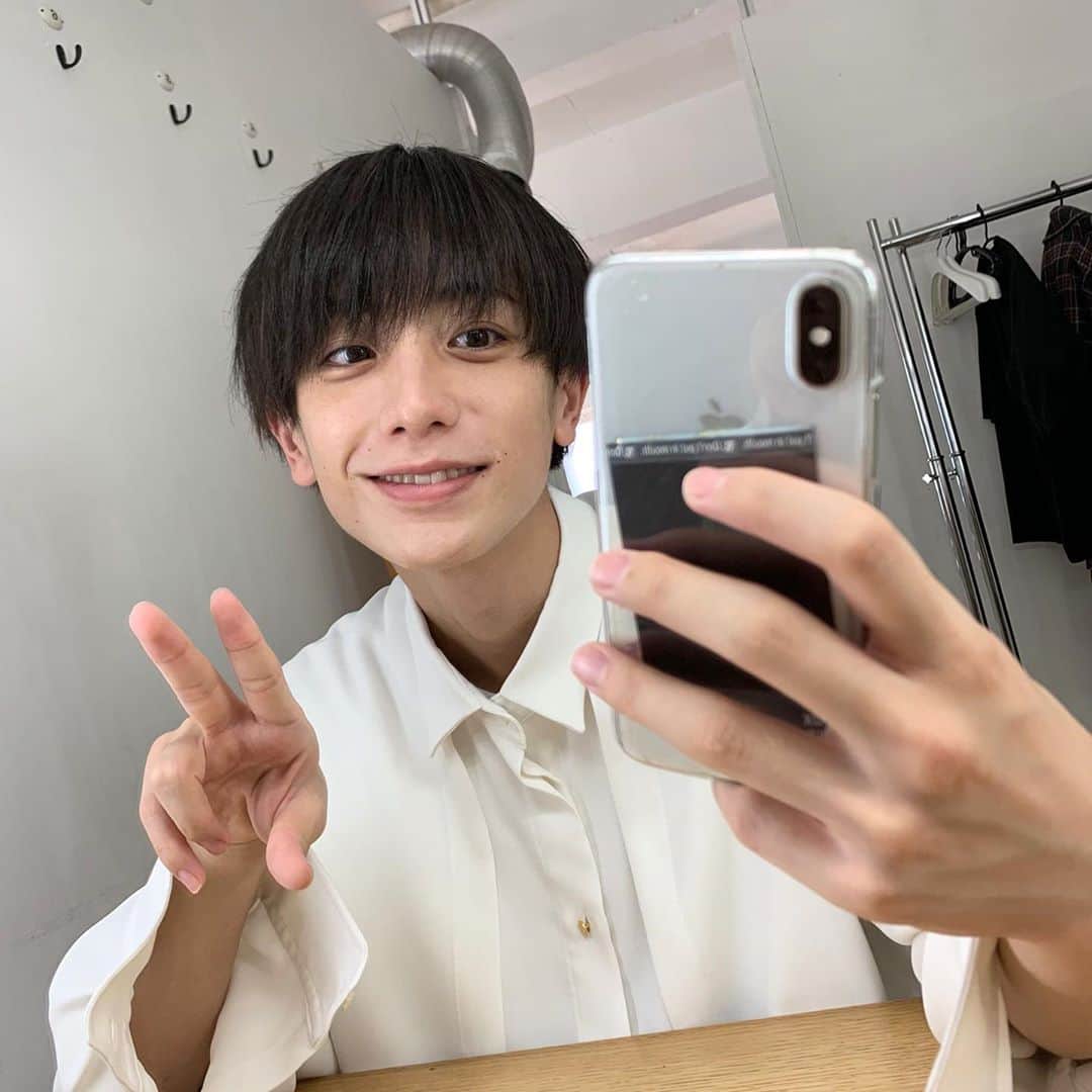 小西詠斗のインスタグラム：「・ 明日10/9発売 FINEBOYS11月号に登場しております📚  最近お気に入りの白シャツ。なんか口がひん曲がってるな！」