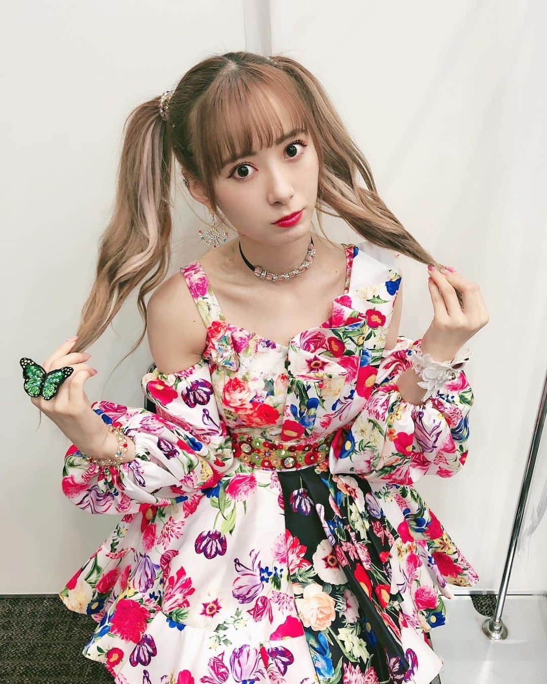 生田衣梨奈さんのインスタグラム写真 - (生田衣梨奈Instagram)「♥最強の花柄衣装♥﻿ ﻿ みなさんが大好きな花柄衣装の出てない写真が﻿ まだあったんよーーー♥﻿ ﻿ みんながきゅんですってなる2枚を厳選しました！！！﻿ ﻿ ﻿ みなさんは最近なにしてますか？？？﻿ ﻿ えりは。。。﻿ 日本武道館の練習してます！！！！﻿ ﻿ めっちゃドキドキする😭﻿ ﻿ ﻿ #morningmusume20 #モーニング娘20﻿ #helloproject  #顔面国宝﻿ #えりぽんかわいい #アイドル﻿ 存在が #インスタ映え #かわいい﻿ #Love #beauty﻿ #followme #makeup﻿ #Instagram #生田衣梨奈のVSゴルフ﻿ #메이크업 #얼스타그램﻿ #ig_Japan #팔로미﻿ #フォロー歓迎 #ootd﻿ #日本武道館  #SONGS﻿ #ELEYVSGOLF  #おすすめ﻿ #いいね #写真﻿ #IDOL #골프﻿ #SELFIE #셀카」10月8日 20時49分 - erina_ikuta.official