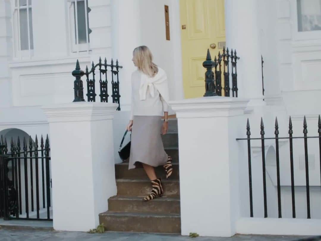 UNIQLO UKのインスタグラム：「Layering up for colder days has never been so stylish, download Style Hint now for more autumn wardrobe inspiration from @camillecharriere. #StyleHint」