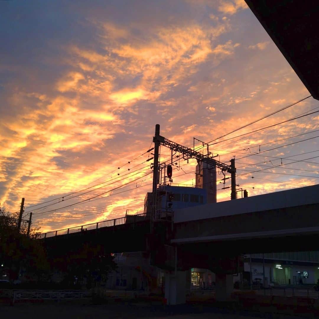 のインスタグラム：「先日三浦海岸を降りたら空がきれいだったので思わず写真を撮りました。 さて問題です、こちらは朝焼けと夕焼けどちらでしょうか？ 正解した方には……おめでとうの返信しか差し上げられなくてごめんなさい😆  #三浦海岸駅 #空の景色 #空色 #雲 #朝焼け #夕焼けハンター #線路のある風景 #夕日 #朝日 #けしからん景色 #街の景色 #カコソラ #田舎の風景 #いつかの空 #電車 #スローライフ #テレワーク #移住 #田舎暮らし #igで繋がる空 #京急 #移住生活 #移住計画 #三浦 #マホロバ #三浦半島 #maholovaminds #マホロバマインズ #三浦海岸 #マホロバマインズ三浦」