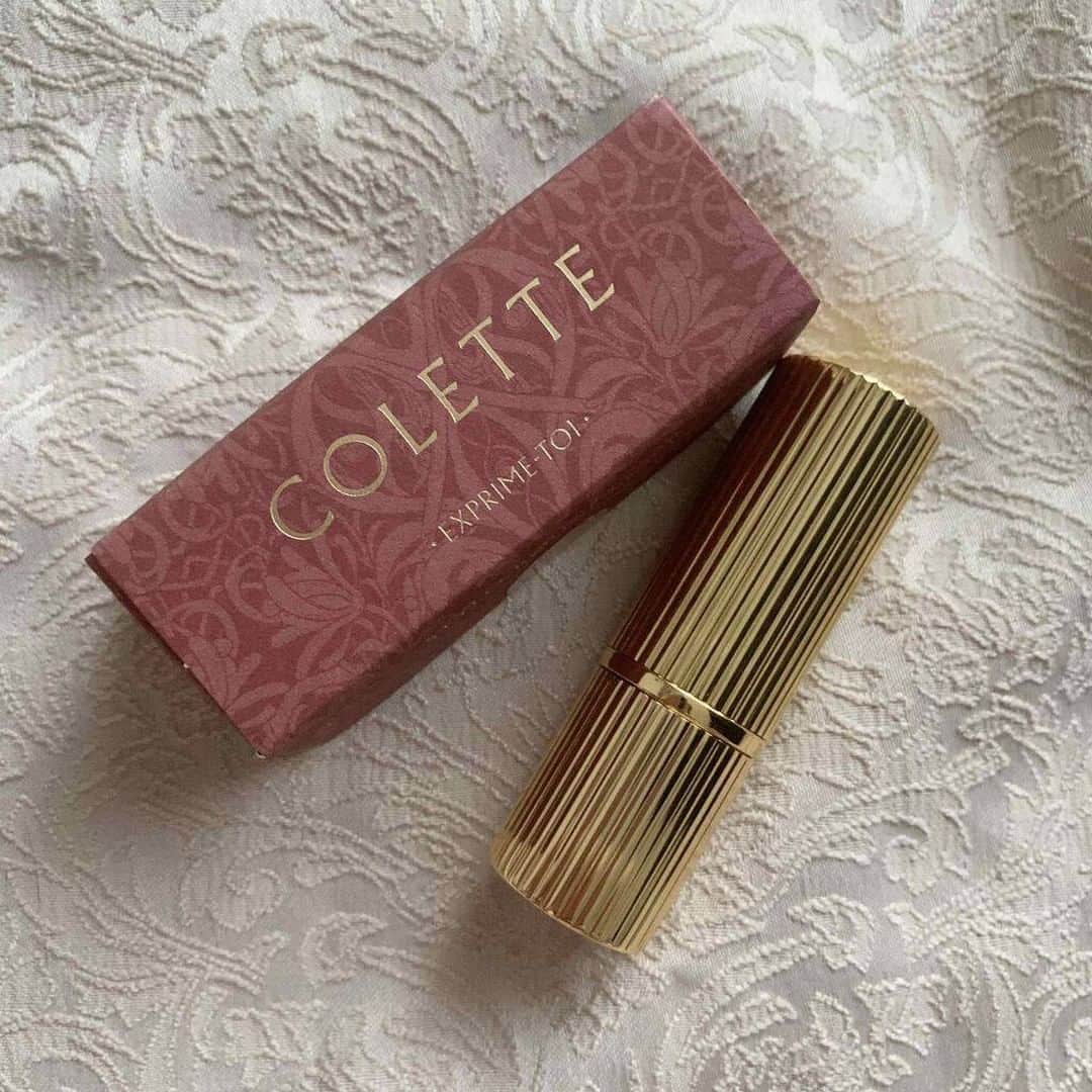LIPS(リップス)-コスメ・メイク動画さんのインスタグラム写真 - (LIPS(リップス)-コスメ・メイク動画Instagram)「. 【COLETTE STYLO ROUGE MATT 08 Chocolate et vin】﻿ ﻿ 今回はフランスの作家にインスパイアされた独特の世界観で話題沸騰中の韓国コスメブランドCOLETTEからSTYLO ROUGE MATT マットリップの紹介になります🙆‍♀️﻿ ﻿ ┈┈┈┈┈┈┈┈┈┈﻿ ﻿ 〇COLETTE STYLO ROUGE MATT マットリップ 08 Chocolate et vin﻿ ￥4,800前後﻿ ﻿ サテン生地のような光沢感のあるマット質感のリップ👌﻿ ﻿ 発色は素晴らしいの一言🤔﻿ 薄く塗っても重ねて塗ってもめっちゃ綺麗です✨﻿ 色持ちもめちゃくちゃいいです👌﻿ ﻿ 薄くて柔らかなテクスチャで﻿ 塗り心地もつけ心地も最高🤤﻿ 使用感抜群です😌﻿ ﻿ カラーは深みのあるブラウン﻿ 程よく抜け感のあるカラーで大人女子にピッタリ🙌﻿ 今の季節的にも使ってオシャレなカラーです✨﻿ ﻿ ┈┈┈┈┈┈┈┈┈┈ ﻿ ﻿ 以上になります！﻿ ﻿ クラシックレトロな見た目がもう堪らない🤤﻿ お値段は高めだなーってなるけどその分とっても素晴らしいリップでした🙌﻿ ﻿ 気になった方は是非チェックして下さいね👌﻿ ﻿  All Contents From： なまこ@𝕐𝕠𝕦𝕋𝕦𝕓𝕖  #lipscosme #コレット #COLETTE #ブラウンリップ #デパコス #メイク #新作コスメ #透明感メイク #コスメ #makeup #秋コスメ #美容 #今日のメイク #新作コスメ #コスメ好きさんと繋がりたい #コスメオタク #秋メイク #メイク好きな人と繋がりたい #コスメレビュー #コスメ紹介 #コスメレポ #毎日メイク #ナチュラルメイク #かわいい #コスメ部 #おすすめ #cosme #化粧品 #美容垢さんと繋がりたい #コスメがわかるハッシュタグ」10月8日 21時00分 - lipsjp