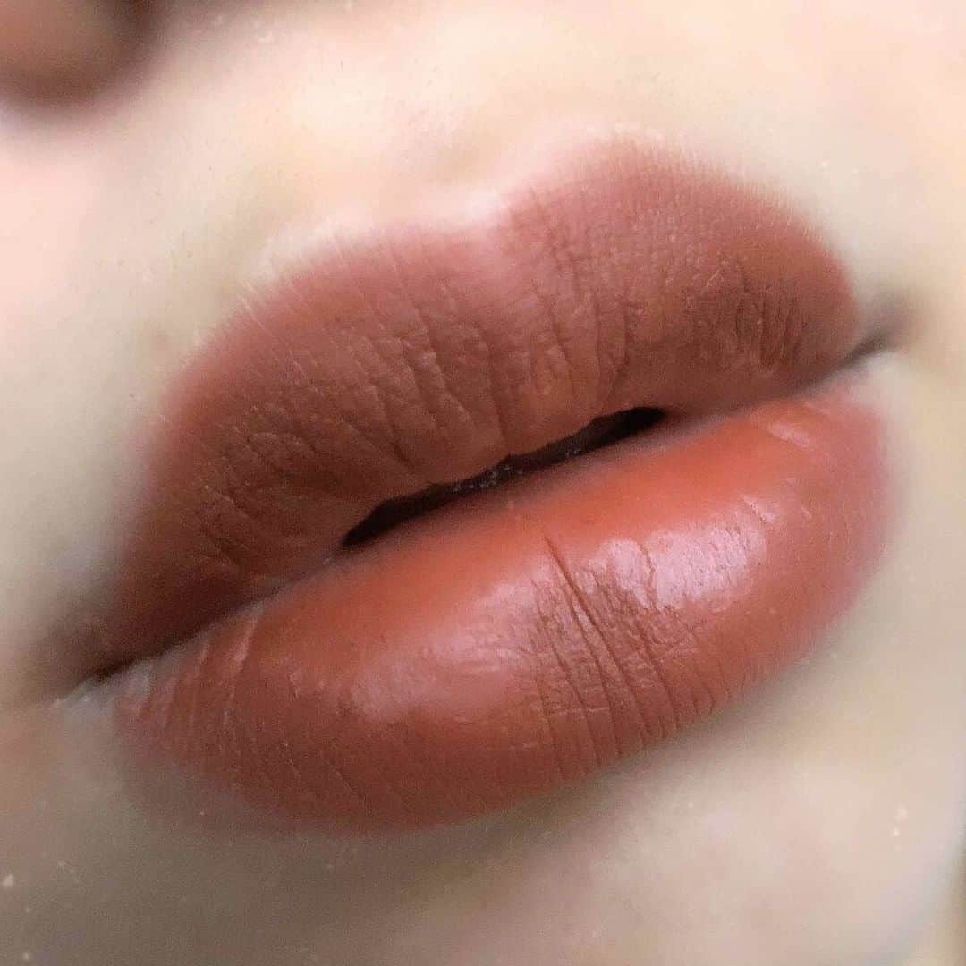 LIPS(リップス)-コスメ・メイク動画さんのインスタグラム写真 - (LIPS(リップス)-コスメ・メイク動画Instagram)「. 【COLETTE STYLO ROUGE MATT 08 Chocolate et vin】﻿ ﻿ 今回はフランスの作家にインスパイアされた独特の世界観で話題沸騰中の韓国コスメブランドCOLETTEからSTYLO ROUGE MATT マットリップの紹介になります🙆‍♀️﻿ ﻿ ┈┈┈┈┈┈┈┈┈┈﻿ ﻿ 〇COLETTE STYLO ROUGE MATT マットリップ 08 Chocolate et vin﻿ ￥4,800前後﻿ ﻿ サテン生地のような光沢感のあるマット質感のリップ👌﻿ ﻿ 発色は素晴らしいの一言🤔﻿ 薄く塗っても重ねて塗ってもめっちゃ綺麗です✨﻿ 色持ちもめちゃくちゃいいです👌﻿ ﻿ 薄くて柔らかなテクスチャで﻿ 塗り心地もつけ心地も最高🤤﻿ 使用感抜群です😌﻿ ﻿ カラーは深みのあるブラウン﻿ 程よく抜け感のあるカラーで大人女子にピッタリ🙌﻿ 今の季節的にも使ってオシャレなカラーです✨﻿ ﻿ ┈┈┈┈┈┈┈┈┈┈ ﻿ ﻿ 以上になります！﻿ ﻿ クラシックレトロな見た目がもう堪らない🤤﻿ お値段は高めだなーってなるけどその分とっても素晴らしいリップでした🙌﻿ ﻿ 気になった方は是非チェックして下さいね👌﻿ ﻿  All Contents From： なまこ@𝕐𝕠𝕦𝕋𝕦𝕓𝕖  #lipscosme #コレット #COLETTE #ブラウンリップ #デパコス #メイク #新作コスメ #透明感メイク #コスメ #makeup #秋コスメ #美容 #今日のメイク #新作コスメ #コスメ好きさんと繋がりたい #コスメオタク #秋メイク #メイク好きな人と繋がりたい #コスメレビュー #コスメ紹介 #コスメレポ #毎日メイク #ナチュラルメイク #かわいい #コスメ部 #おすすめ #cosme #化粧品 #美容垢さんと繋がりたい #コスメがわかるハッシュタグ」10月8日 21時00分 - lipsjp