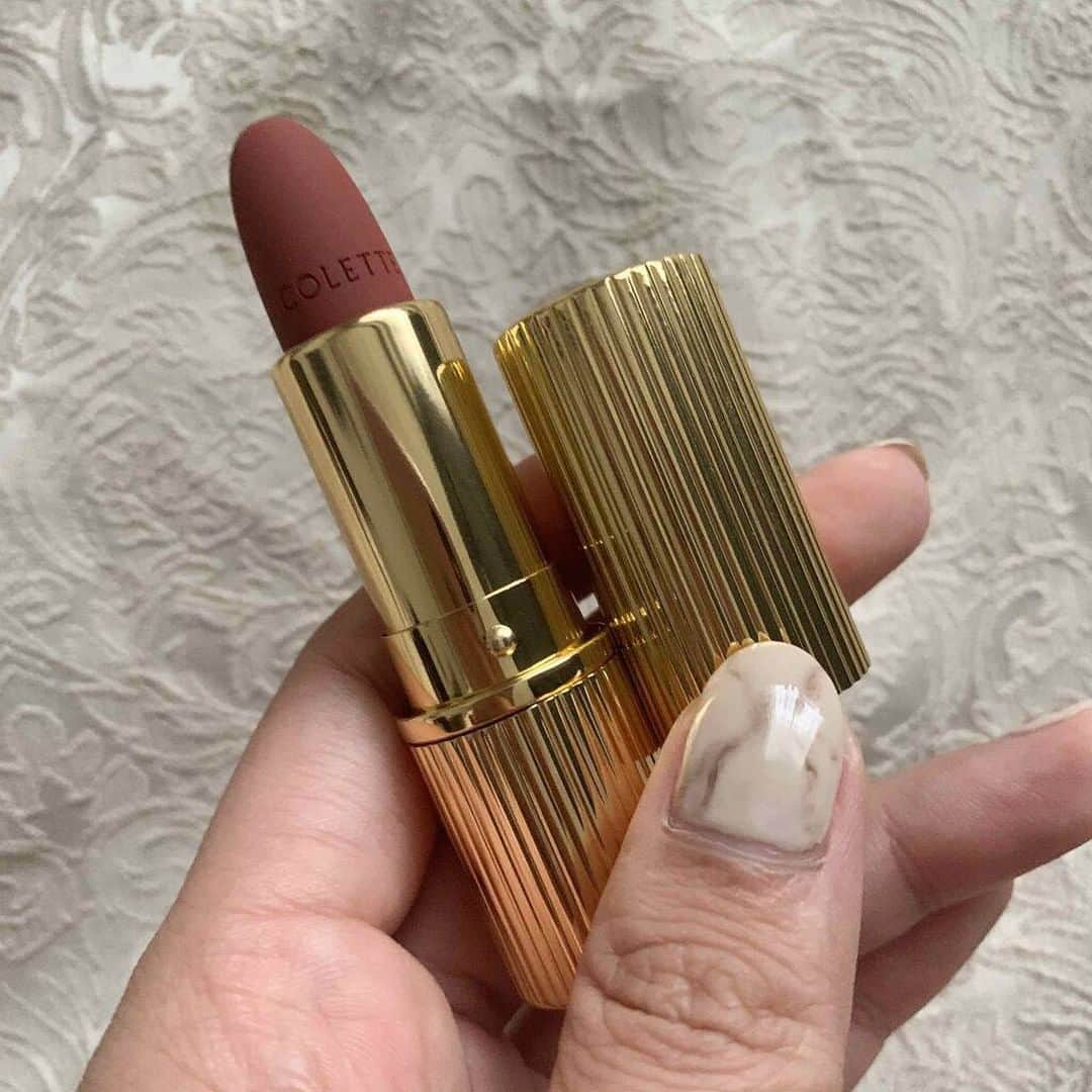 LIPS(リップス)-コスメ・メイク動画さんのインスタグラム写真 - (LIPS(リップス)-コスメ・メイク動画Instagram)「. 【COLETTE STYLO ROUGE MATT 08 Chocolate et vin】﻿ ﻿ 今回はフランスの作家にインスパイアされた独特の世界観で話題沸騰中の韓国コスメブランドCOLETTEからSTYLO ROUGE MATT マットリップの紹介になります🙆‍♀️﻿ ﻿ ┈┈┈┈┈┈┈┈┈┈﻿ ﻿ 〇COLETTE STYLO ROUGE MATT マットリップ 08 Chocolate et vin﻿ ￥4,800前後﻿ ﻿ サテン生地のような光沢感のあるマット質感のリップ👌﻿ ﻿ 発色は素晴らしいの一言🤔﻿ 薄く塗っても重ねて塗ってもめっちゃ綺麗です✨﻿ 色持ちもめちゃくちゃいいです👌﻿ ﻿ 薄くて柔らかなテクスチャで﻿ 塗り心地もつけ心地も最高🤤﻿ 使用感抜群です😌﻿ ﻿ カラーは深みのあるブラウン﻿ 程よく抜け感のあるカラーで大人女子にピッタリ🙌﻿ 今の季節的にも使ってオシャレなカラーです✨﻿ ﻿ ┈┈┈┈┈┈┈┈┈┈ ﻿ ﻿ 以上になります！﻿ ﻿ クラシックレトロな見た目がもう堪らない🤤﻿ お値段は高めだなーってなるけどその分とっても素晴らしいリップでした🙌﻿ ﻿ 気になった方は是非チェックして下さいね👌﻿ ﻿  All Contents From： なまこ@𝕐𝕠𝕦𝕋𝕦𝕓𝕖  #lipscosme #コレット #COLETTE #ブラウンリップ #デパコス #メイク #新作コスメ #透明感メイク #コスメ #makeup #秋コスメ #美容 #今日のメイク #新作コスメ #コスメ好きさんと繋がりたい #コスメオタク #秋メイク #メイク好きな人と繋がりたい #コスメレビュー #コスメ紹介 #コスメレポ #毎日メイク #ナチュラルメイク #かわいい #コスメ部 #おすすめ #cosme #化粧品 #美容垢さんと繋がりたい #コスメがわかるハッシュタグ」10月8日 21時00分 - lipsjp