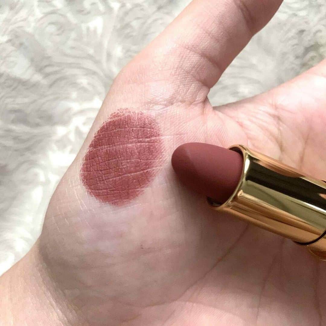 LIPS(リップス)-コスメ・メイク動画さんのインスタグラム写真 - (LIPS(リップス)-コスメ・メイク動画Instagram)「. 【COLETTE STYLO ROUGE MATT 08 Chocolate et vin】﻿ ﻿ 今回はフランスの作家にインスパイアされた独特の世界観で話題沸騰中の韓国コスメブランドCOLETTEからSTYLO ROUGE MATT マットリップの紹介になります🙆‍♀️﻿ ﻿ ┈┈┈┈┈┈┈┈┈┈﻿ ﻿ 〇COLETTE STYLO ROUGE MATT マットリップ 08 Chocolate et vin﻿ ￥4,800前後﻿ ﻿ サテン生地のような光沢感のあるマット質感のリップ👌﻿ ﻿ 発色は素晴らしいの一言🤔﻿ 薄く塗っても重ねて塗ってもめっちゃ綺麗です✨﻿ 色持ちもめちゃくちゃいいです👌﻿ ﻿ 薄くて柔らかなテクスチャで﻿ 塗り心地もつけ心地も最高🤤﻿ 使用感抜群です😌﻿ ﻿ カラーは深みのあるブラウン﻿ 程よく抜け感のあるカラーで大人女子にピッタリ🙌﻿ 今の季節的にも使ってオシャレなカラーです✨﻿ ﻿ ┈┈┈┈┈┈┈┈┈┈ ﻿ ﻿ 以上になります！﻿ ﻿ クラシックレトロな見た目がもう堪らない🤤﻿ お値段は高めだなーってなるけどその分とっても素晴らしいリップでした🙌﻿ ﻿ 気になった方は是非チェックして下さいね👌﻿ ﻿  All Contents From： なまこ@𝕐𝕠𝕦𝕋𝕦𝕓𝕖  #lipscosme #コレット #COLETTE #ブラウンリップ #デパコス #メイク #新作コスメ #透明感メイク #コスメ #makeup #秋コスメ #美容 #今日のメイク #新作コスメ #コスメ好きさんと繋がりたい #コスメオタク #秋メイク #メイク好きな人と繋がりたい #コスメレビュー #コスメ紹介 #コスメレポ #毎日メイク #ナチュラルメイク #かわいい #コスメ部 #おすすめ #cosme #化粧品 #美容垢さんと繋がりたい #コスメがわかるハッシュタグ」10月8日 21時00分 - lipsjp