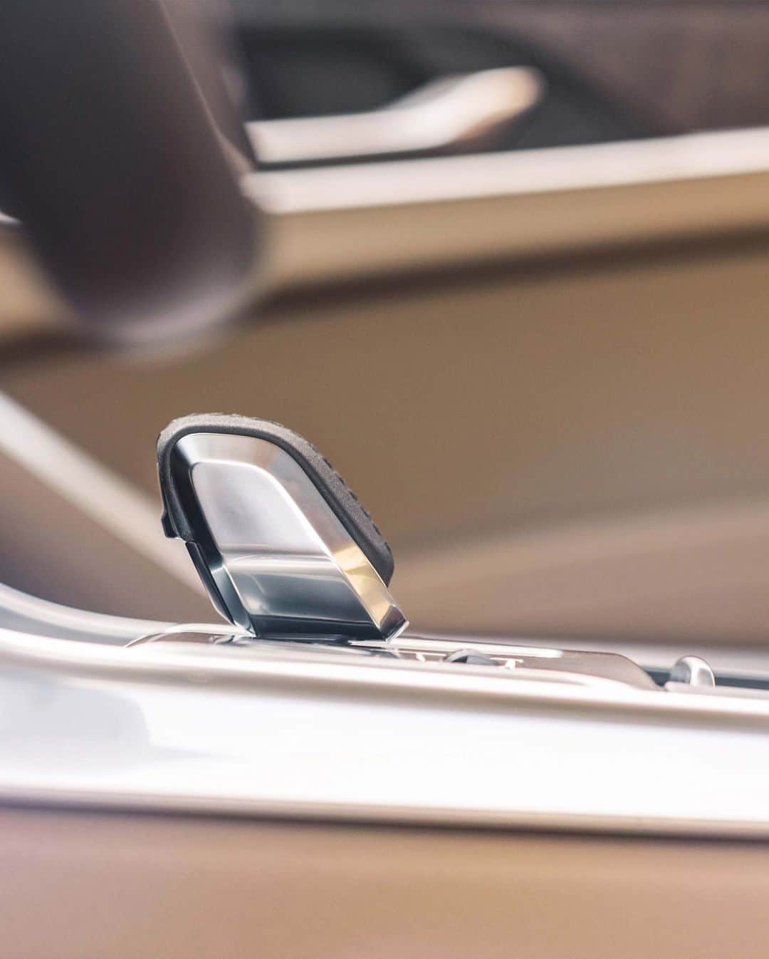 Jaguarさんのインスタグラム写真 - (JaguarInstagram)「Authentic finishes, including open-pore wood veneers and aluminium, feature in beautifully formed shapes throughout the all-new #XF interior, reinvigorating our lineage of luxury design.   #Jaguar #NewXF #XFSportbrake #Premium #Luxury #Performance #Sport #Saloon #Estate #MHEV #Hybrid #AWD #ElectricCars #InteriorDesign #Technology #CarsofInstagram #CarsWithoutLimits #InstaCar」10月8日 20時53分 - jaguar