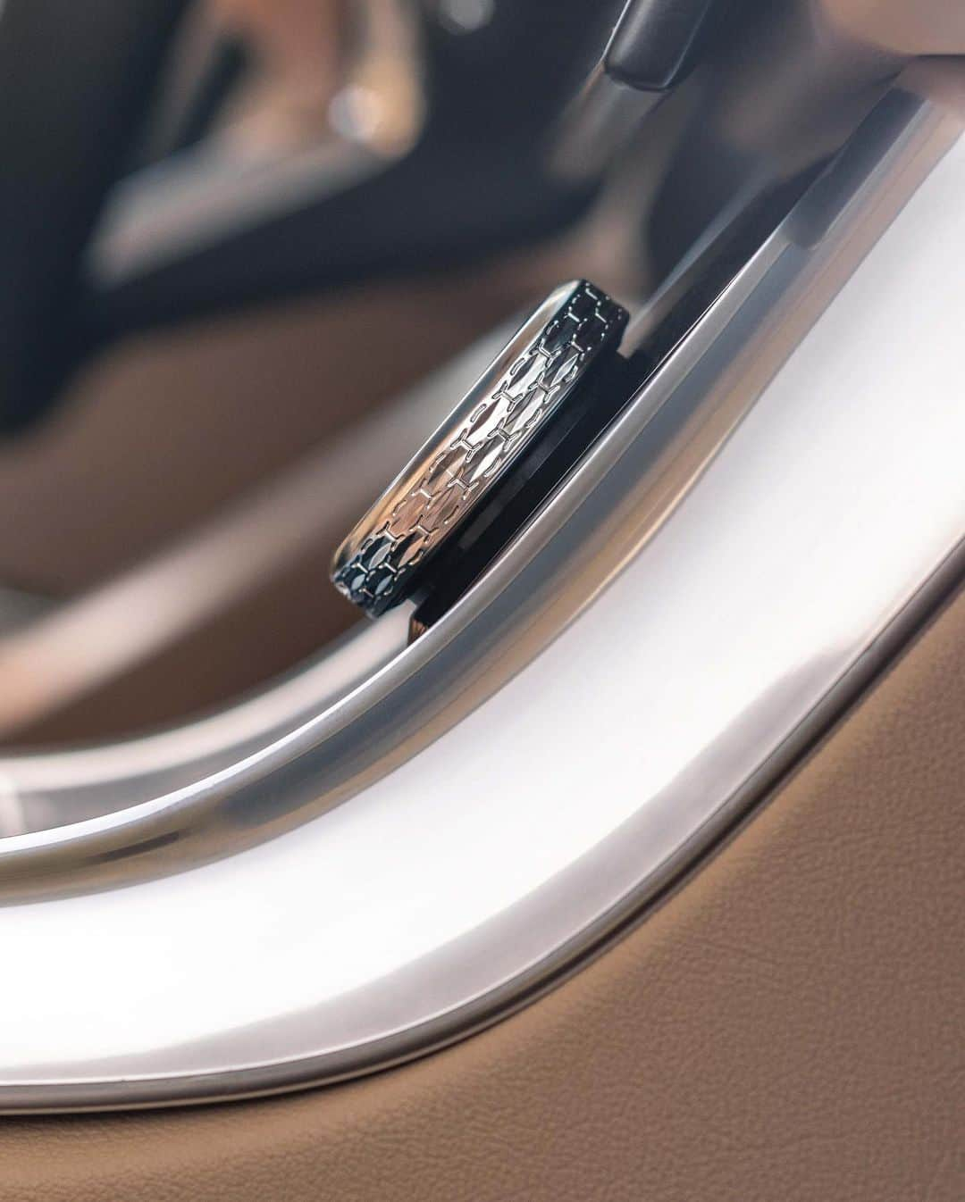 Jaguarさんのインスタグラム写真 - (JaguarInstagram)「Authentic finishes, including open-pore wood veneers and aluminium, feature in beautifully formed shapes throughout the all-new #XF interior, reinvigorating our lineage of luxury design.   #Jaguar #NewXF #XFSportbrake #Premium #Luxury #Performance #Sport #Saloon #Estate #MHEV #Hybrid #AWD #ElectricCars #InteriorDesign #Technology #CarsofInstagram #CarsWithoutLimits #InstaCar」10月8日 20時53分 - jaguar