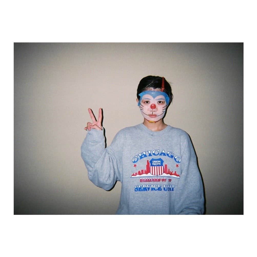 湊胡遥のインスタグラム：「・ 友達に貰ったドラえもんパックしてみた🔵 最近寒くなってきたから、暖かい格好で寝てね。 おやすみ~☺︎  #パックの貼り方下手でごめんよ笑 #写ルンです」