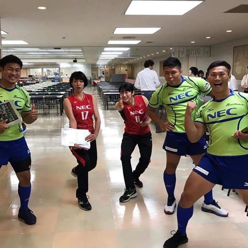 峯村沙紀さんのインスタグラム写真 - (峯村沙紀Instagram)「＊ @nec_gr_official  チーム活動再開😊❗️ ＊ 活動停止期間中も温かいコメント等 沢山いただき本当にありがとうございました🙇‍♀️💚 ＊ そして今日はチームのキャプテン #亀井亮依 選手の誕生日🥳‼︎ 去年の6月イベントで一緒になった時の 写真が出てきました😂‼︎ メッセージ🎥は⬇️ @nec_gr_official  でチェックしてね😊 ＊ 社員の方々やファンの皆様とも触れ合う機会を作ることが 今はなかなか難しいですが、離れていても繋がっていますよね🥺？  これからも#necsports への応援よろしくお願いいたします📣❗️  @nec_rr_official も来週17日いよいよ開幕っ🔥‼︎ 皆さん一緒に応援しましょう😊‼︎ ＊ #レッドロケッツ のみんな元気かな🥺？ #奥山優奈 相変わらずよく食べてるかな🥺？笑 #ラグビー  #rugby #topleague #トップリーグ #柏の葉 #vleague #ハイキュー」10月8日 20時55分 - minemuuuno.insta