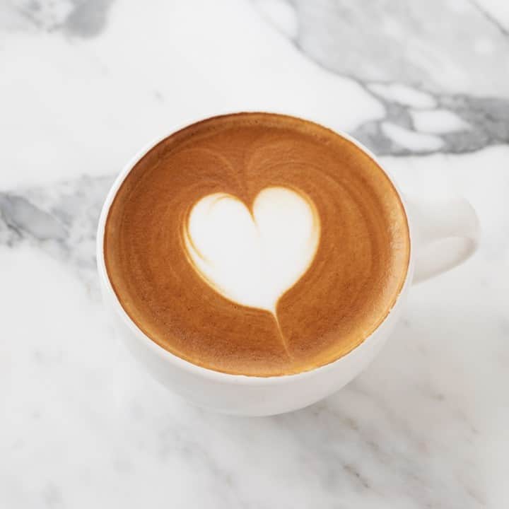 Blue Bottle Coffeeさんのインスタグラム写真 - (Blue Bottle CoffeeInstagram)「Meet our Muscovado Sugar Latte. A dark brown raw sugar rich in molasses, muscovado brings a lush, nuanced sweetness to our latte, pairing cozily with our organic Hayes Valley Espresso. You may remember this drink as last year’s beloved Winter Latte. We’ve given it a new name to offer it year-round. It’s now available on our app. (Use the link in bio to download.)」10月8日 21時01分 - bluebottle
