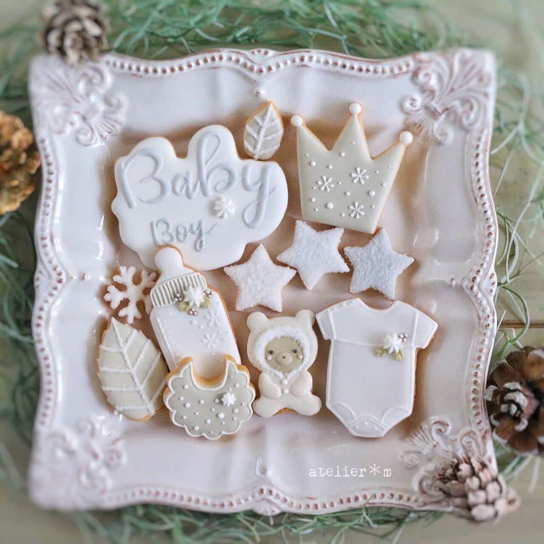 melodyのインスタグラム：「✨✨﻿ ＊ BabyギフトBOX＜Winter＞バージョンが登場☆❄️✨﻿ 優しいグレージュを基調としたデザインは、冬生まれのベビーにぴったりです。﻿ ＊﻿ ＊﻿ #天然色素#国産#アイシングクッキー#糖霜餅乾#曲奇#ベビー#Baby#バースデー#birthday#ギフト#winter#gift#colors#クッキー#日本#デザイン#アトリエエム#design #pic#cookies#sugarcookies#icingcookies﻿ #japan#Instagram#instagramjapan#IgersJP#cupcakeproject﻿#スイーツ#sweets#instasweet」