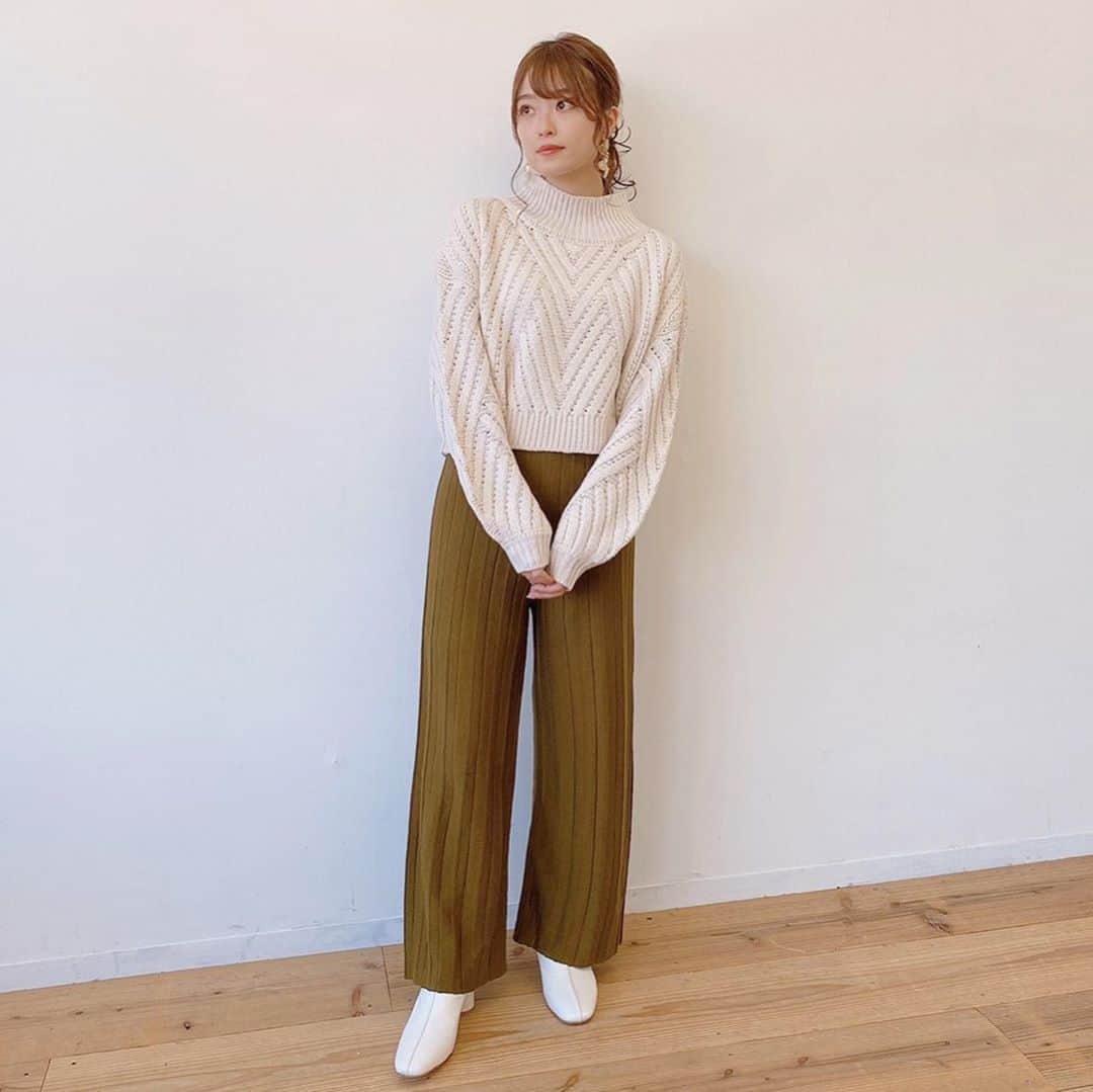 Vannie Officialのインスタグラム：「⠀ ⠀ 【VANNIE U 　 ハイネックぽこぽこショートニット】3,500+tax ⠀  《styling》 凹凸のある表面と他にはない編み柄でかわいさUP♡ 秋冬のスタイリングに欠かせないニットプルオーバーが登場♪ さっぱりとデニム合わせはもちろん、ボリュームスカートやレザーボトムとの相性も◎ ブラウスやカットソーの上に着て、インナーの裾を出したレイヤードスタイルもおすすめ！  ⠀ 《detail》 ハイネックとボリューム袖がトレンドライクな雰囲気を演出します♪ コンパクトなサイズ感ながら全面に施された大胆な編地で存在感抜群の1枚に仕上げました◎ 着丈が短めなので重たくならずすっきりとしたスタイリングが楽しめます！  ⠀ 《fabric》 チクチク感のない暖かい風合いのニット使用 ⠀ ⠀ ⠀ #vannie_u#ヴァニーユー #ZOZOでしか買えない⠀⠀ お問い合わせはDMまでご連絡ください‪‪☺︎‬」