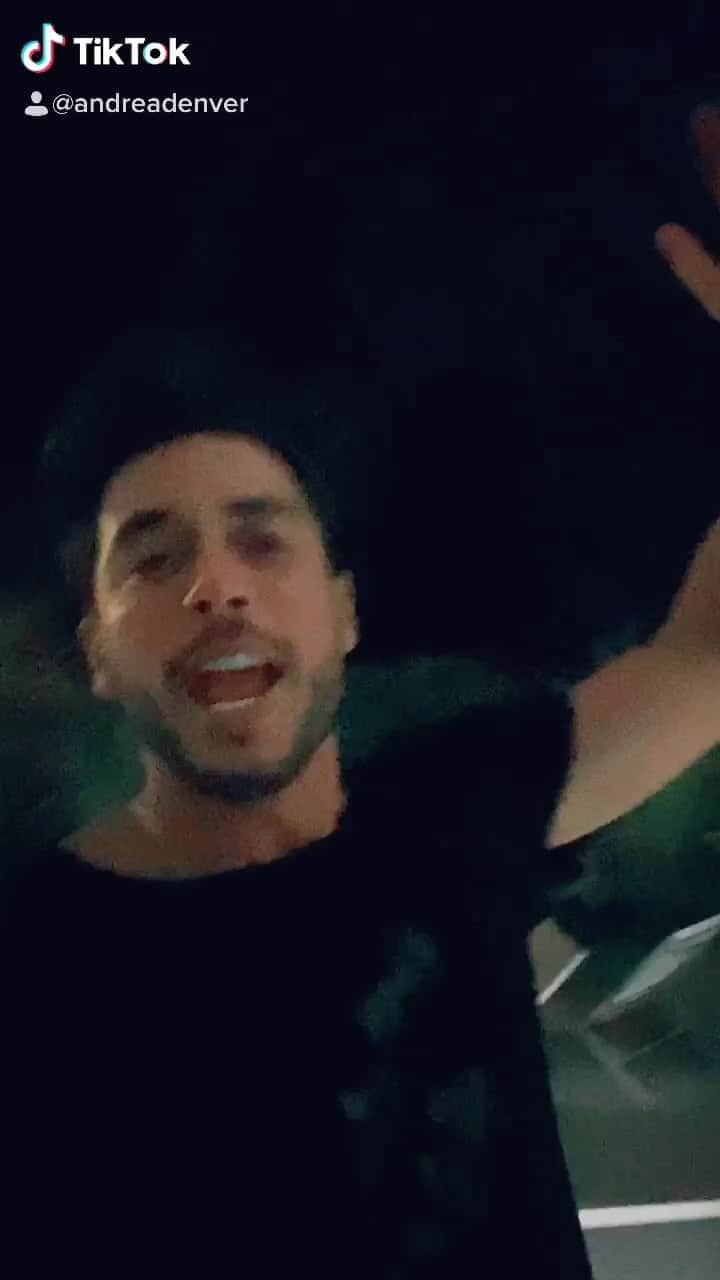 アンドレア・デンバーのインスタグラム：「It's raining men, hallelujah, it's raining men! Amen 😂😂😂  Happy weekend everyone 😄」