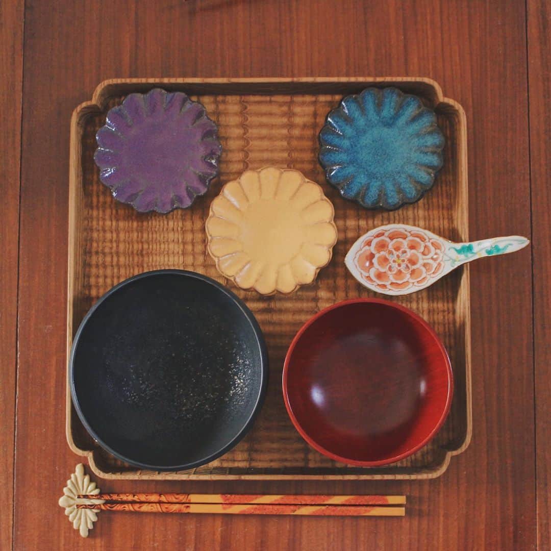 Kaori from Japanese Kitchenさんのインスタグラム写真 - (Kaori from Japanese KitchenInstagram)「鮭といくらの親子丼、旬の副菜。夫と私、盛り付けバラバラ笑 ・ こんばんは。 この前の朝昼ごはん。 チョンピーでデリバリーした 鮭といくらの親子丼がメイン。 ひじきを煮ている間に 味噌汁、和え物2品を作り終えた自分に拍手。 夫と私の盛り付けが全然違いますが同じ献立です。 シャインマスカットの白和えは 水切りした絹ごし豆腐に マスカルポーネチーズ、味噌、しょうゆ、 はちみつ小さじ1を入れました。 和え衣が余ってるので 次はいちじくの白和えを作りたい！ 秋の果物の白和えってなんて美味しいの… ・ 【薬膳の話】 ちょっと最近疲れ気味なので 薬膳の観点から、元気をチャージする（補気といいます） 効能を持つ食材を取り入れました。 今の季節だと鮭やぶどうがおすすめ。 （薬膳走り書きだと長いので 　さらっと薬膳の話をしてみる笑） 寒くなってきましたので あたたかくしてお過ごしください。 今日もお疲れ様でした☺︎ ・ ・ 【おしながき】 鮭といくらの親子丼（旨味　游） なめこと小ネギのお味噌汁 たくあん シャインマスカットの白和え ひじきと大豆の煮物 れんこんの醤油麹マヨ和え ・ ・ ・ ・ 2020.10.08 Thu Hi from Tokyo! Here’s Japanese breakfast:Salmon and Ikura rice bowl, mushroom miso soup, dressed grapes, tofu and Mascarpone cheese salad, simmered hijiki seaweed, and boiled lotus roots w/ fermented soy malt. ・ ・ ・ ・ ・ #Japanesefood #breakfast #朝ごはん #おうちごはん #早餐 #薬膳 #うつわ #自炊 #家庭料理 #小澤基晴 #落合芝地 #鮭いくら丼  #健康食堂 #一汁三菜」10月8日 21時08分 - coco_kontasu