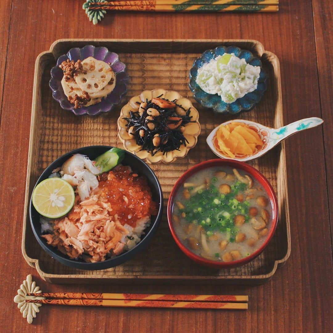 Kaori from Japanese Kitchenのインスタグラム：「鮭といくらの親子丼、旬の副菜。夫と私、盛り付けバラバラ笑 ・ こんばんは。 この前の朝昼ごはん。 チョンピーでデリバリーした 鮭といくらの親子丼がメイン。 ひじきを煮ている間に 味噌汁、和え物2品を作り終えた自分に拍手。 夫と私の盛り付けが全然違いますが同じ献立です。 シャインマスカットの白和えは 水切りした絹ごし豆腐に マスカルポーネチーズ、味噌、しょうゆ、 はちみつ小さじ1を入れました。 和え衣が余ってるので 次はいちじくの白和えを作りたい！ 秋の果物の白和えってなんて美味しいの… ・ 【薬膳の話】 ちょっと最近疲れ気味なので 薬膳の観点から、元気をチャージする（補気といいます） 効能を持つ食材を取り入れました。 今の季節だと鮭やぶどうがおすすめ。 （薬膳走り書きだと長いので 　さらっと薬膳の話をしてみる笑） 寒くなってきましたので あたたかくしてお過ごしください。 今日もお疲れ様でした☺︎ ・ ・ 【おしながき】 鮭といくらの親子丼（旨味　游） なめこと小ネギのお味噌汁 たくあん シャインマスカットの白和え ひじきと大豆の煮物 れんこんの醤油麹マヨ和え ・ ・ ・ ・ 2020.10.08 Thu Hi from Tokyo! Here’s Japanese breakfast:Salmon and Ikura rice bowl, mushroom miso soup, dressed grapes, tofu and Mascarpone cheese salad, simmered hijiki seaweed, and boiled lotus roots w/ fermented soy malt. ・ ・ ・ ・ ・ #Japanesefood #breakfast #朝ごはん #おうちごはん #早餐 #薬膳 #うつわ #自炊 #家庭料理 #小澤基晴 #落合芝地 #鮭いくら丼  #健康食堂 #一汁三菜」