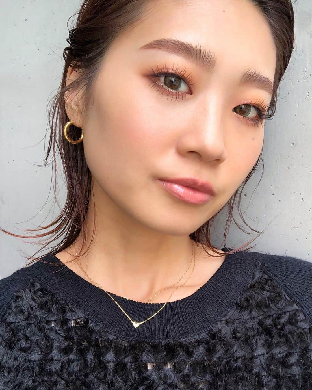 M∙A∙C Cosmetics Japanのインスタグラム：「本日の『誰でも簡単！アイラッシュの付け方』の#MACインスタライブ で使用した製品はこちらです👇 With MASAMI YAMADA @masam1101  #MACアイラッシュ #MACTrueOrFalseLashes  ㅤ ご視聴いただいた皆さま、有難うございました✨まだの方はIGTVからぜひご覧くださいませ。  ㅤ 【ライブ使用製品】 ＊EYES ☑アイラッシュ #33 アンジェニュー ラッシュ ☑アイラッシュ グルー（店舗限定）  ☑ツイーザーズ/スラント（PRO限定） ☑フル ラッシュ カーラー（ビューラー） ☑フォルス ラッシュ マキシマイザー（マスカラ下地） ☑エクステンディッド プレイ ギガブラック ラッシュ（マスカラ） ☑プロ ロングウェア アイ ライナー / ストロング ウィルド（ペンシル） ☑ブラシストローク ライナー / ブラシブラウン（リキッド） ☑ダズルシャドウ リキッド / ブリンキング ブリリアント (ラメリキッド) [210ブラシ] ＊LIPS ☑ラブ ミー リップ キット： ニュートラル  ㅤ 【その他紹介製品】(画像3枚目) ☑アイ ラッシュ #81 チャーマー ラッシュ ☑アイラッシュ #36 ドリームガール ラッシュ ☑アイラッシュ #4 アイドル ラッシュ ㅤ  ㅤ 【その他使用製品】  ☑パウダー キス アイシャドウ / ワット クラウト！ ☑スモール アイシャドウ / スター バイオレット ☑M∙A∙C ミネラライズ ブラッシュ / スウィート イナフ（チーク） ☑M∙A∙C ミネラライズ スキンフィニッシュ / ライトスカペード（ハイライト） ☑M∙A∙C プレップ プライム リップ（リップ下地）  ㅤ  ㅤ 【アイラッシュ 新3種】 *公式オンラインショップ先行販売中 *10月9日(金) 全国発売  ㅤ #MACCosmeticsJapan #MACCosmetics #MAC #MACコスメ #マックコスメ #コスメ#コスメ紹介#コスメ好き#コスメレポ #化粧品 #デパコス #コスメ部 #コスメマニア #メイク好き#メイク道具#美容大好き#美容好き#メイクプロセス#トレンドメイク#秋メイク#メイクテク#アイラッシュ#つけまつげ」