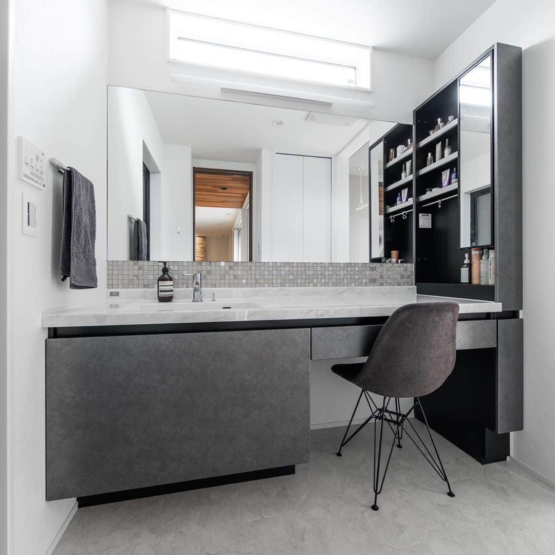 ルポハウス一級建築士事務所さんのインスタグラム写真 - (ルポハウス一級建築士事務所Instagram)「・ ・ ・ 幅広の洗面カウンターと大きな鏡に、キラキラと気分の上がるタイルを合わせて。 ・ 椅子を置いて、メイクスペースとしてもゆったりすっきり使える配慮がいっぱいです。 ・ ・ ・ 𓐌𓐌𓐌𓐌𓐌𓐌𓐌𓐌𓐌𓐌𓐌𓐌𓐌𓐌𓐌𓐌𓐌𓐌  ルポハウスの施工事例はこちらまで☞ @reposhouse  𓐌𓐌𓐌𓐌𓐌𓐌𓐌𓐌𓐌𓐌𓐌𓐌𓐌𓐌𓐌𓐌𓐌𓐌 #ルポハウス は#ちょっとかっこいい家 を"友人のために" という思いでつくっています。 一生に一度の#マイホーム。 「あなたにしかできない」×「ルポハウスだからできる」で、 私たちだけの#家づくり を思いっきり楽しんでみませんか？！ ・ ・ ・ #住宅 #注文住宅 #新築一戸建て #デザイナーズ住宅  #一級建築士事務所 #設計事務所  #滋賀で家づくり #洗面所インテリア #リクシルルミシス #アドヴァン #アドヴァンタイル #リリカラクッションフロア」10月8日 21時01分 - reposhouse