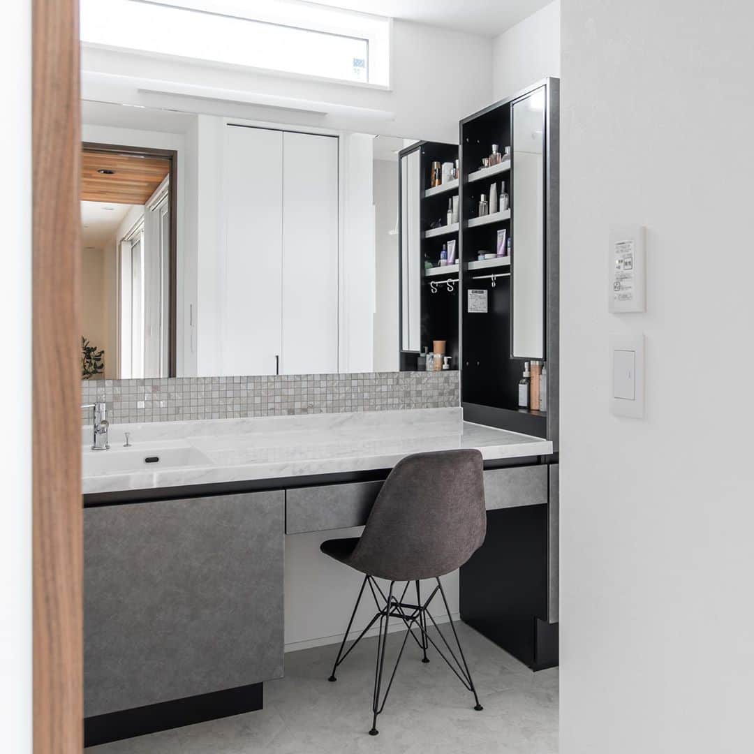 ルポハウス一級建築士事務所さんのインスタグラム写真 - (ルポハウス一級建築士事務所Instagram)「・ ・ ・ 幅広の洗面カウンターと大きな鏡に、キラキラと気分の上がるタイルを合わせて。 ・ 椅子を置いて、メイクスペースとしてもゆったりすっきり使える配慮がいっぱいです。 ・ ・ ・ 𓐌𓐌𓐌𓐌𓐌𓐌𓐌𓐌𓐌𓐌𓐌𓐌𓐌𓐌𓐌𓐌𓐌𓐌  ルポハウスの施工事例はこちらまで☞ @reposhouse  𓐌𓐌𓐌𓐌𓐌𓐌𓐌𓐌𓐌𓐌𓐌𓐌𓐌𓐌𓐌𓐌𓐌𓐌 #ルポハウス は#ちょっとかっこいい家 を"友人のために" という思いでつくっています。 一生に一度の#マイホーム。 「あなたにしかできない」×「ルポハウスだからできる」で、 私たちだけの#家づくり を思いっきり楽しんでみませんか？！ ・ ・ ・ #住宅 #注文住宅 #新築一戸建て #デザイナーズ住宅  #一級建築士事務所 #設計事務所  #滋賀で家づくり #洗面所インテリア #リクシルルミシス #アドヴァン #アドヴァンタイル #リリカラクッションフロア」10月8日 21時01分 - reposhouse