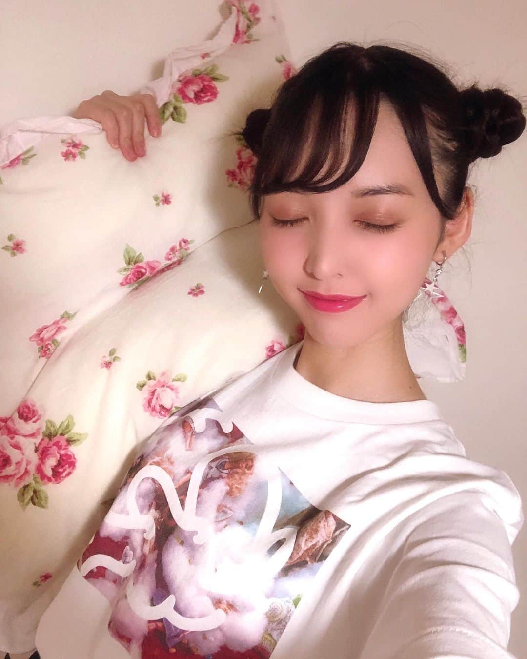 のインスタグラム：「先日はzzz.inc.さんのアパレルブランドのモデルとして撮影してきました🌷 可愛いTシャツを着て撮影できて楽しかった👚💕 仕上がりも楽しみ🎶 #一旦寝てみる #zzz」
