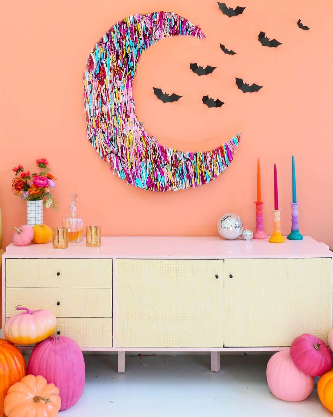 HGTVさんのインスタグラム写真 - (HGTVInstagram)「Who says Halloween decorations can’t be pink, rainbow or even pretty? ✨ Tap the link in our bio for the best creepy-cute and colorful ideas of the season 👆 #HowToHalloween」10月8日 21時02分 - hgtv