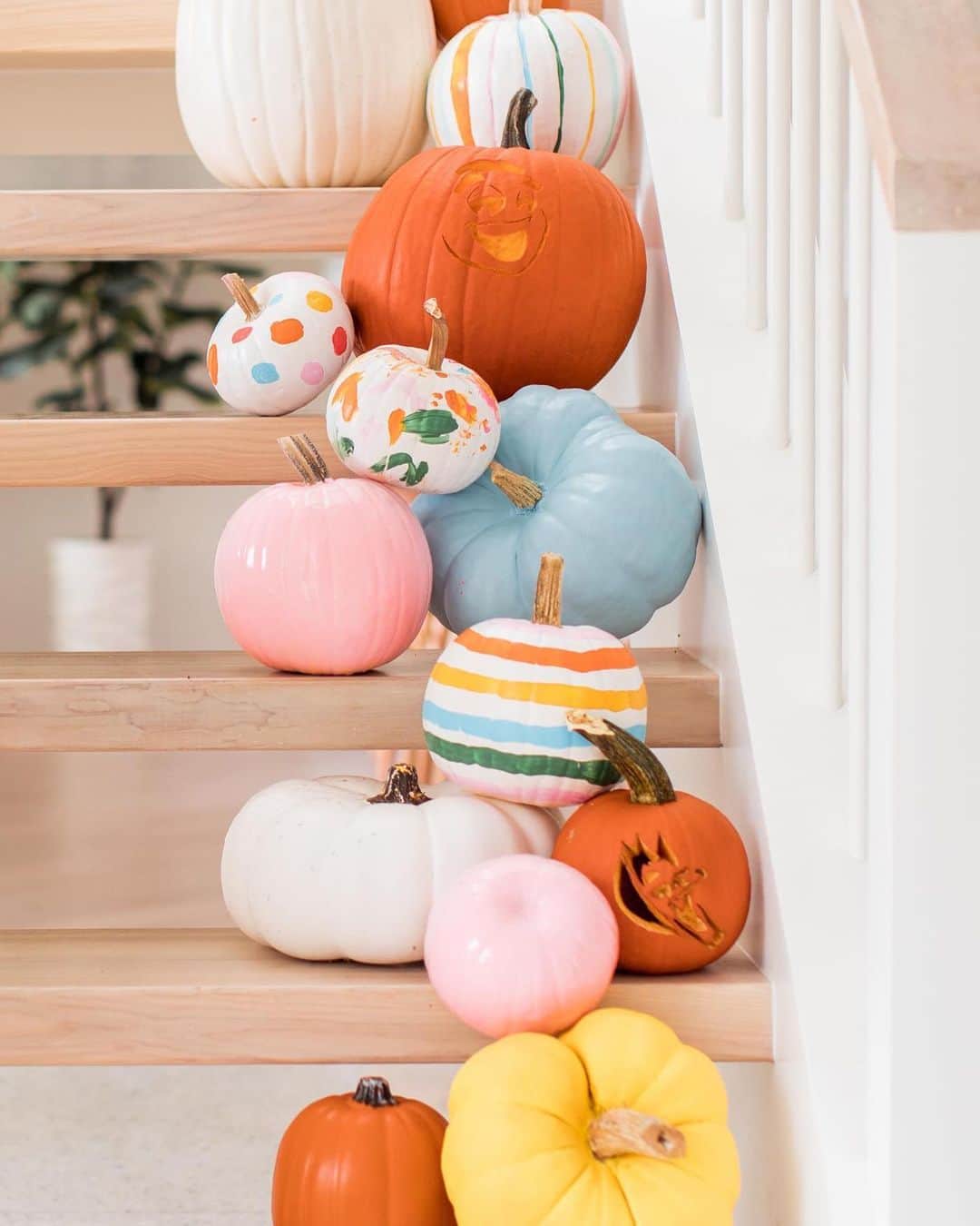 HGTVさんのインスタグラム写真 - (HGTVInstagram)「Who says Halloween decorations can’t be pink, rainbow or even pretty? ✨ Tap the link in our bio for the best creepy-cute and colorful ideas of the season 👆 #HowToHalloween」10月8日 21時02分 - hgtv