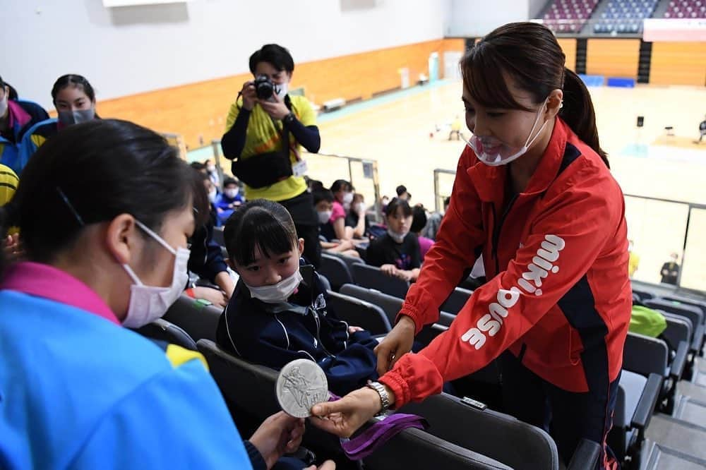 平野 早矢香さんのインスタグラム写真 - (平野 早矢香Instagram)「2020中学・高校3年生メモリアル卓球福岡大会🏓 ・ 時差投稿になりますが、先月末メモリアル卓球福岡大会で講習会をさせていただきました✨✨ 今はこういった状況の中で大会やイベントが次々と中止となっていますが、たくさんの方々のご協力により開催できたこととても嬉しく思っています‼️‼️ ・ トークイベント・技術講習・チャレンジマッチと盛り沢山でとても楽しかったです😄 今年の夏の大会がなくなり、モチベーションの維持が難しい選手がたくさんいると思います💦ですがぜひ、今回の大会と講習会をキッカケに次の目標に向かって頑張ってもらいたいなと思います💪 素敵なイベントに参加させていただきありがとうございました😊😊😊 ・ 明日10月9日(金)は #グッドモーニング  #テレビ朝日 #朝6時から出演です」10月8日 21時03分 - sayakahirano0324