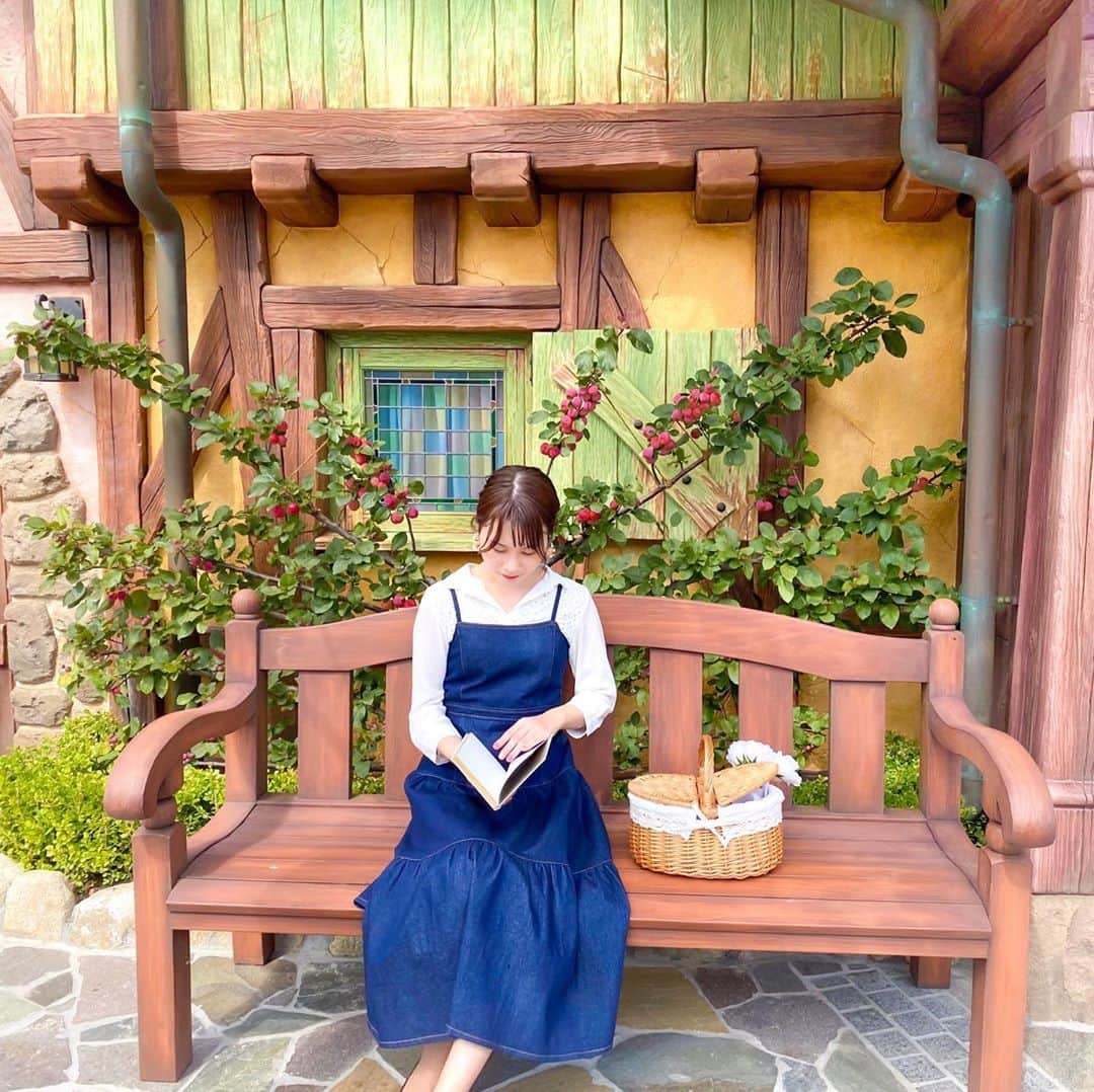 澪花さんのインスタグラム写真 - (澪花Instagram)「. 🌹#美女と野獣エリア ベンチでの撮り方🌹  🗾#東京ディズニーランド  📍#ファンタジーランド #新エリア  Instagramでちらほら見かける、新エリアのベンチ✨ 朝の風景が再現された素敵な空間♡ですが、 写真を撮る時には少し注意が必要⚠️ 現地情報をまとめてみました📣  ✍これから行く方へ ❶ポップコーンやチュロスなどテイクアウトした 　フードを食べる人でにぎわうベンチ。 　開園直後&お昼時は非常に混みあいます😨 　午前中なら11～12時が比較的狙いめ💕 ❷町ベルコーデの方は本型ノートを持ってみては🤭？ 　ちなみに私の手元にあるのは 　新エリア記念グッズのB6ノートです📚 　  #美女と野獣 #ニューファンタジーランド #夢の国 #いいね返し #ベル」10月8日 21時05分 - reicameraaa