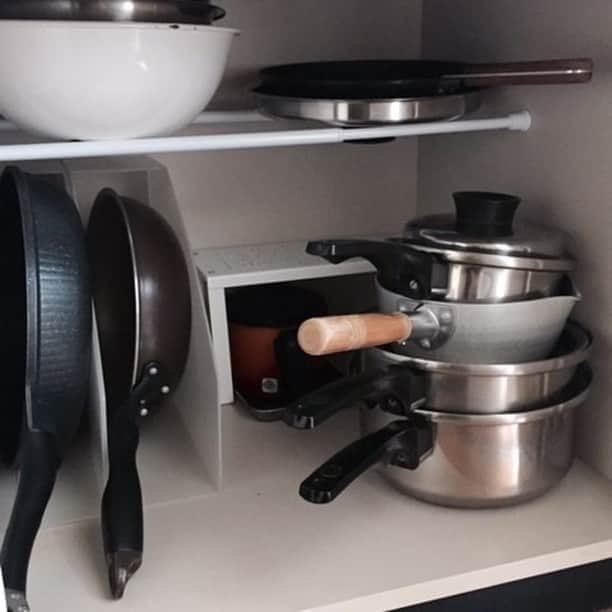 ムクリ［mukuri］さんのインスタグラム写真 - (ムクリ［mukuri］Instagram)「お気に入りの台所道具をディスプレイ感覚で楽しんで。我が家のキッチン収納〜どこか懐かしい団地暮らし（fumi4511さん）  キッチンはインテリアの一部だと捉えて、見せる収納を意識しているとおっしゃるfumiさん。  好きな台所道具はディスプレイ感覚で表に出して、目で見て楽しみます。  では引き出しなどの中はどうかというと、ざっくりとした収納になっているそう。  引き出し最上段は使い勝手もよく、登場頻度の高い道具が集まりました。  その中でも特におススメのものを７つ、教えていただいています。  団地暮らしのキッチンは全体的に収納スペースが少なく、多少の不便を感じるかもしれません。  しかしながら、食料品や洗剤などをストックしないようにしたり、IKEAのワゴンを使ったりして快適なキッチンを実現しました。  fumiさんのキッチン収納とおススメの台所道具、ぜひ参考にしてみてくださいね♩  @fumi4511 さん、ありがとうございました！ （編集：kaori）  ▶詳細はプロフィールのURLよりご覧ください プロフィールはこちらから @mukuri_official ・  #団地 #団地暮らし #台所 #団地キッチン #キッチン #暮らしの道具 #台所道具 #インテリア #賃貸暮らし #暮らし #日々 #日常#古道具のある暮らし #キッチン道具 #暮らしを楽しむ #日々のこと #くらしの編集 #ムクリ」10月8日 21時06分 - mukuri_official