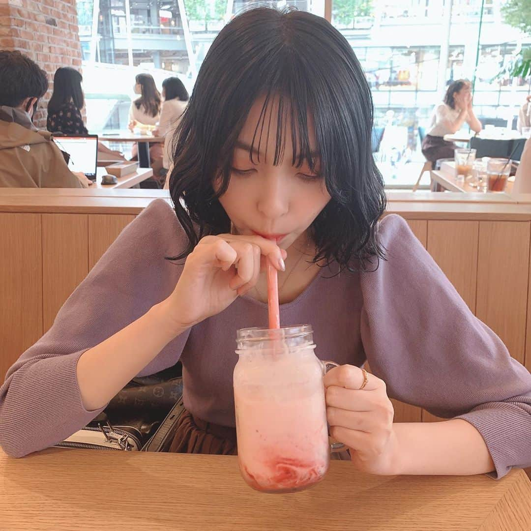 草場愛さんのインスタグラム写真 - (草場愛Instagram)「へんなかおー🍓💓 . .  #カフェ #cafe  #サロモ #サロンモデル #ポートレート #撮影 #撮影モデル #被写体 #被写体モデル #被写体依頼受付中 #モデル #model #女優 #actress」10月8日 21時07分 - manami_k1017