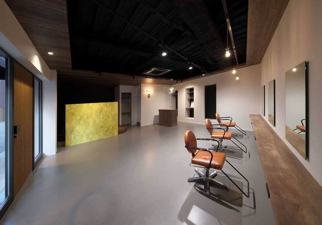 のインスタグラム：「cowl hair salon（大阪府大阪市） ＜スタイリングチェア＞タカラベルモント THEIA Cirk @tb.net_theia ＜設計施工＞タカラスペースデザイン株式会社 @tb.net_salondesign  在来テナントを生かすメソッド  既存の個室をできるだけ利用しながら店内を広く見せられるよう、あえてレセプションカウンターを奥に配置した平面計画に。在来天井をくり抜くように躯体を表し、開放的な空間に締まりを与える。オーナーご希望のモルタル調の床をベースに色彩を検討し、木や革といった天然素材のフェイクを使いながら、思い切ったアクセント色を取り入れた。   #takarabelmont #タカラベルモント #takaraspacedesign #タカラスペースデザイン  #salondesign #takara_salondesign #サロンデザイン #美容室 #美容 #サロンインテリア  #美容室内装 #美容室設計  #美容室の椅子  #stylingchair #takara_theia #theia #cowl_hair_salon」