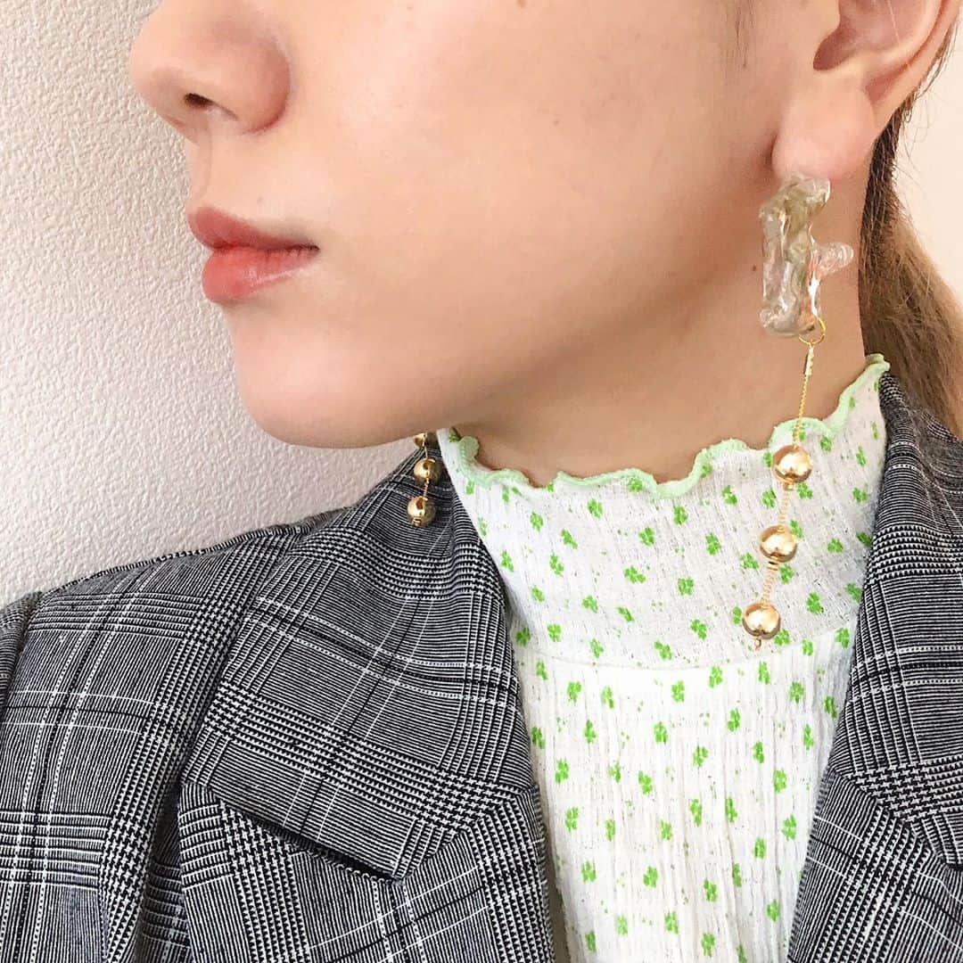 橋本江莉果さんのインスタグラム写真 - (橋本江莉果Instagram)「なんだかカットソータートルが欲しい気分で色々とGET🤍🌿﻿ ﻿ ピアスは、 @shak0424 の @compfulldoos ので、本当はシルバーしかなかったのに、このデザインが好きで、ももちゃんにわがまま言ってゴールドバージョンを作ってもらったお気に入りアイテムです🤤💫🌟✨﻿ ﻿ 歪なクリアに色やラメが入っていて、樹脂を溶かしてオリジナルで作っているから、１つとして同じものがないオンリーワンなデザインで、ほんとに相変わらず、さすがなももちゃんのセンス❣️😍スキィ﻿ ﻿ 夏のクリアもかわいいけど、秋冬の重ためなファッションにクリア×玉のバランスもかわぁ☃️⚪️🟡﻿ ﻿ ももちゃん、改めてありがとう〜👏🏼😆💕﻿ ﻿ #fashion #style #accessories #earrings #gold #handmade」10月8日 21時17分 - erica_hashimoto