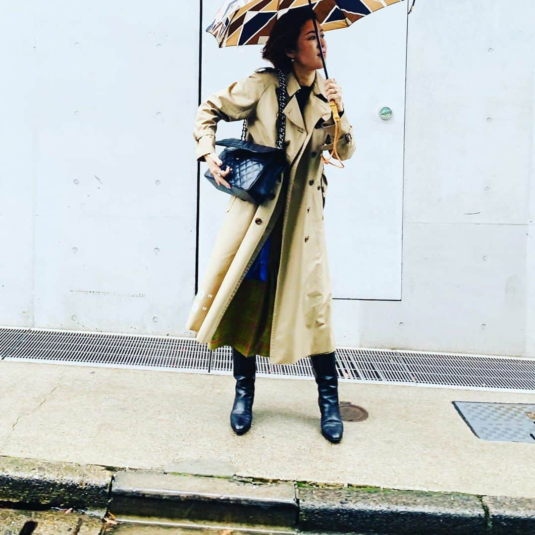 大草直子さんのインスタグラム写真 - (大草直子Instagram)「台風、秋雨前線、トレンチコート、チェックのスカート、タニノクリスチーのブーツ。好きなもの嫌いなもの。12年前のもの、昨日買ったもの。どんな状況でも、おしゃれはパワー。人と較べたり、ストレスに感じたりするものではない。VingtaineがGraziaが教えてくれたし、たくさんの先輩方が背中を見せてくれたなあ。幸せだ。 #aquascutum  #madisonblue  #vermeilpariena  #traditinalwear  #taninocrisci  #chanel #どれが12年もので #どれが新品でしょう #明日の @amarc_official で答えを #トレンチも5年選手かな #なんか気圧がぐるぐるで #さまざまな感情が出てきた日 #夫婦でしみじみワインを #ありがたい」10月8日 21時09分 - naokookusa