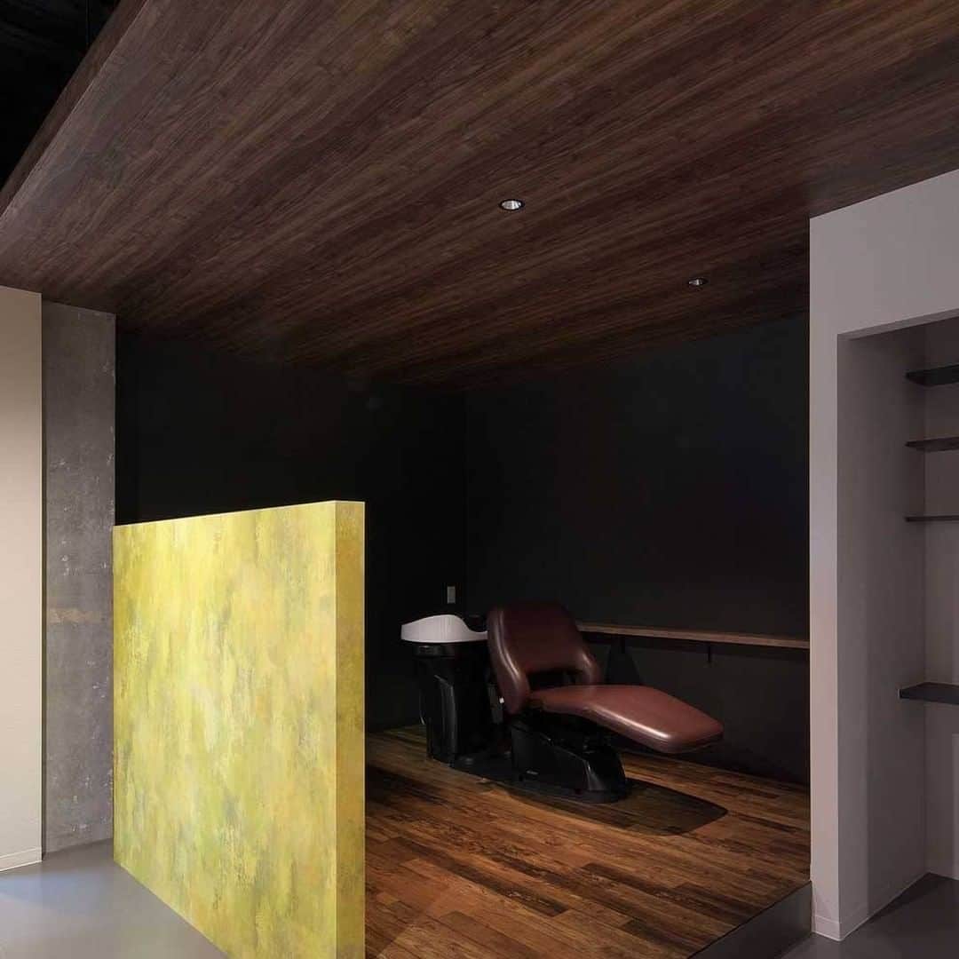 のインスタグラム：「cowl hair salon（大阪府大阪市） ＜シャンプー設備＞タカラベルモント YUME ESPOIR @tb.net_yume.espoir ＜設計施工＞タカラスペースデザイン株式会社 @tb.net_salondesign  在来テナントを生かすメソッド  既存の個室をできるだけ利用しながら店内を広く見せられるよう、あえてレセプションカウンターを奥に配置した平面計画に。在来天井をくり抜くように躯体を表し、開放的な空間に締まりを与える。オーナーご希望のモルタル調の床をベースに色彩を検討し、木や革といった天然素材のフェイクを使いながら、思い切ったアクセント色を取り入れた。   #takarabelmont #タカラベルモント #takaraspacedesign #タカラスペースデザイン  #salondesign #takara_salondesign #サロンデザイン #美容室 #美容 #サロンインテリア  #美容室内装 #美容室設計  #夢シャンプー #YUME #takara_yumeespoir #yumeespoir #cowl_hair_salon」