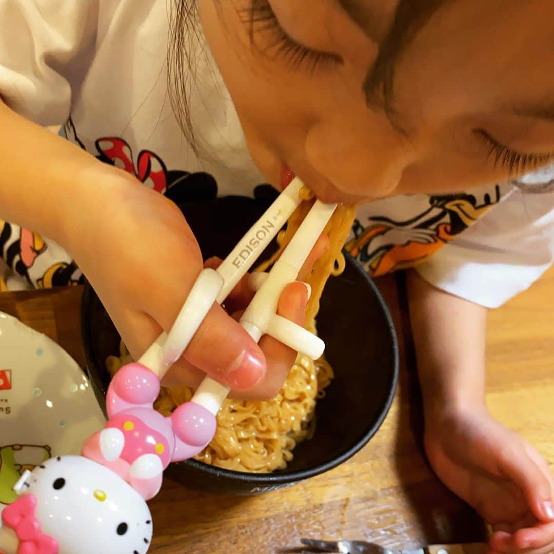 西山茉希さんのインスタグラム写真 - (西山茉希Instagram)「4歳のリクエストがチキンラーメンでも、 6歳がそれを同じく喜んでも、 今日の幸せと呼ぼうぜよ。  #リクエスト #チキンラーメン #😌爆😌  あとはありもので。 ケセラセラ。  #西山食堂 #作るものが大事なのではなく #笑って食べることが大事 #きっとそんなもん  ぐないです🥱😴🥱」10月8日 21時13分 - maki.nshiyama50