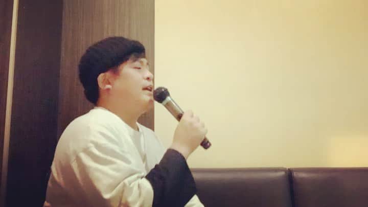 大野大輔のインスタグラム：「#1日1曲#114日目#ゆず#栄光の架橋 歌ってる途中に知らないおじさんが入ってこようとしてビビってます。」