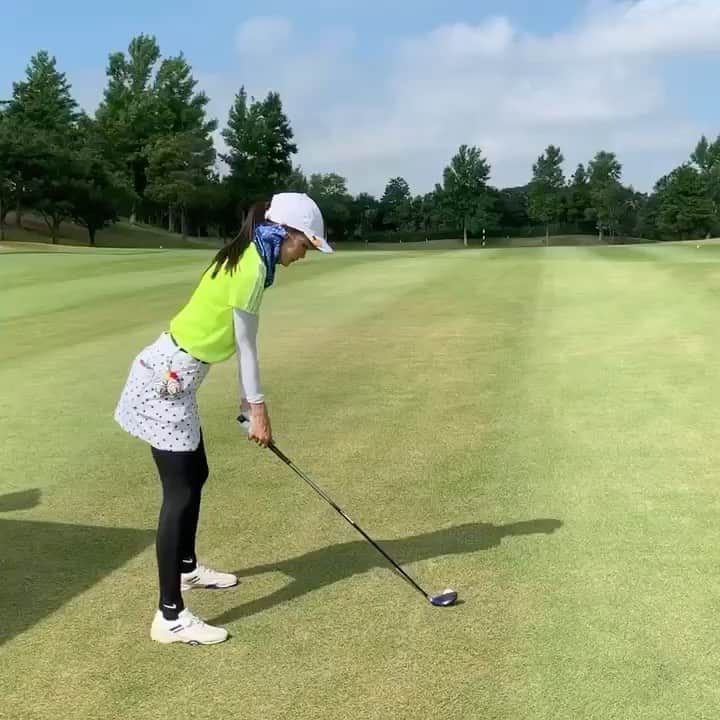 遠藤瞳のインスタグラム：「傾斜だけど頑張れたかな🏌️‍♀️ まだ暑かったなこの日🙄 最近練習もいい感じのペースで 行けててゴルフが楽しい〜✌️  #ゴルフ #ゴルフ女子 #golf」