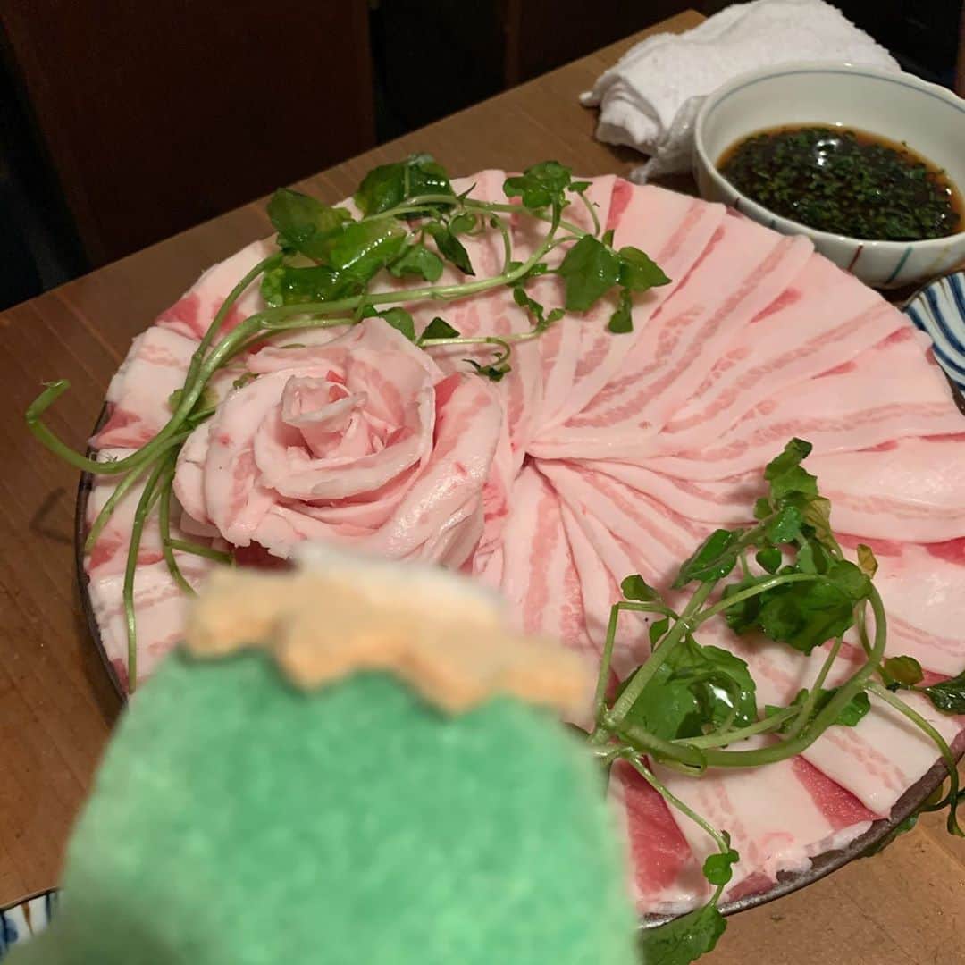 江口ともみさんのインスタグラム写真 - (江口ともみInstagram)「さらよです✨  この間すっごく綺麗で美味しいしゃぶしゃぶ食べたんだよ‼️  アグー豚のしゃぶしゃぶ✨  沖縄の「まつもと」って言うお店のお料理なんだけどね、大阪の「とり央」って言うお店で1日1組限定で食べられるんだよ  最後のお雑炊も美味しかったぁ😍  この間ね、公造おじちゃんが連れてってくれたんだ😊💕いつか沖縄のお店にも行ってみたいなぁ✨  てかさ、いいんだよ、綺麗なお肉とお料理だから、いいんだけど、1枚くらいあたしにピント合わせて欲しかったよね😒  #fumofumosan #フモフモさん  #さらよ#とり央  #大阪福島#沖縄まつもと #アグー豚しゃぶしゃぶ #美味しかった」10月8日 21時16分 - tomomin.eguchi