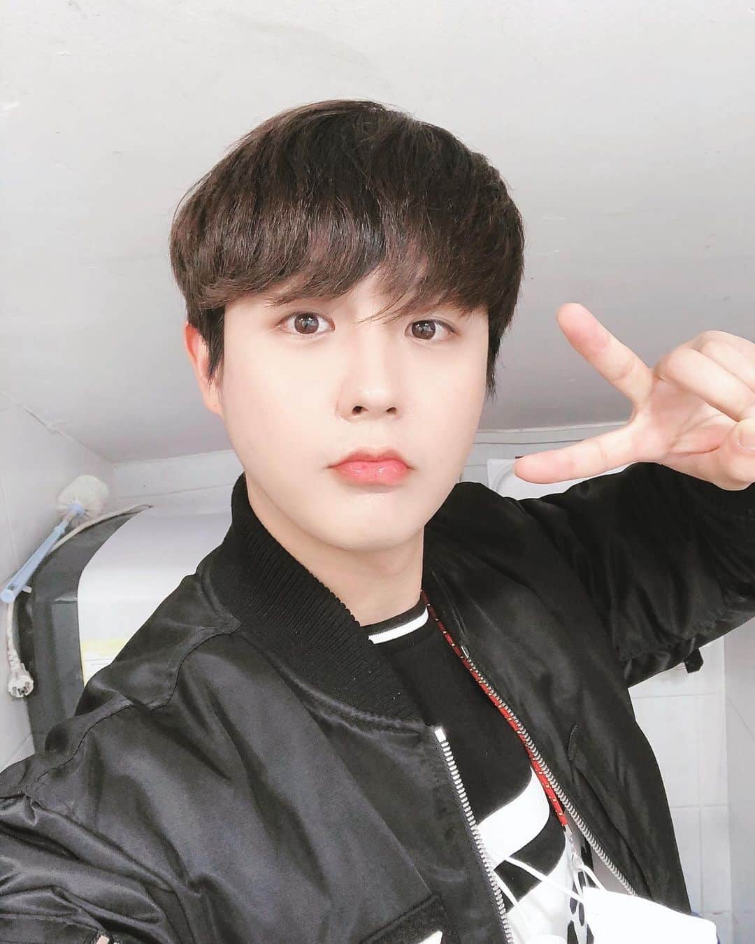 インジュン のインスタグラム：「みんながいるから俺がいる!! 너희가있어서 내가있는거야!! . . . #셀카#셀피#데일리#일상#인준 #selfie#daily#l4l#injun #インジュン#みんなに#感謝 #ありがとう#❤️」