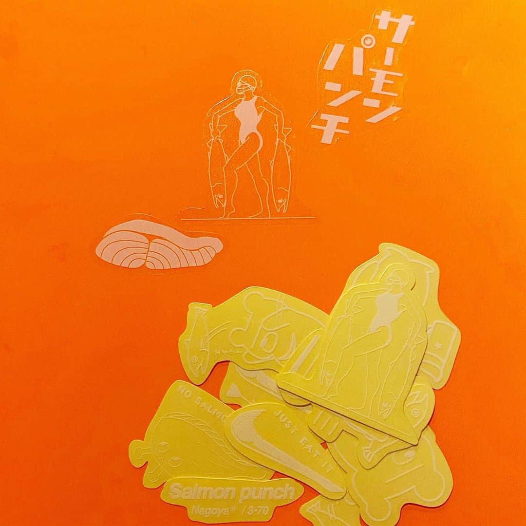 肉・海鮮・チーズ 北海道バル ほろほろさんのインスタグラム写真 - (肉・海鮮・チーズ 北海道バル ほろほろInstagram)「サーモンパンチ限定ステッカーです！🔥🔥 欲しいお客様は、スタッフまでお申し付けください🐟🧡 数量限定なので、早い者勝ちになります！！^_^」10月8日 21時19分 - salmon_punch.meieki