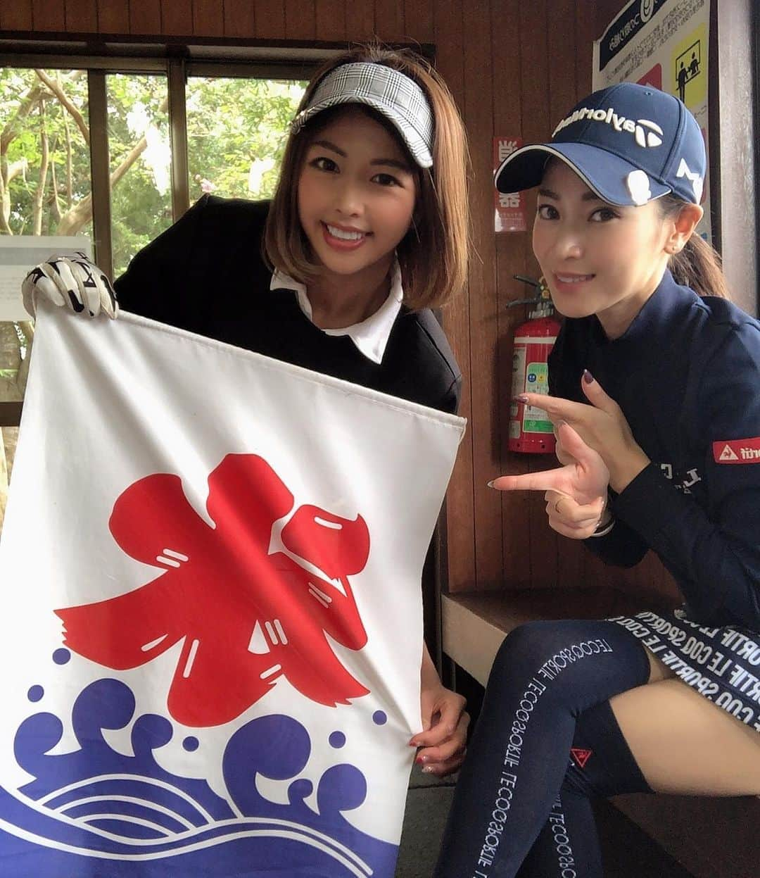 あおい夏海さんのインスタグラム写真 - (あおい夏海Instagram)「先日、女子プロの まこっちゃん @makototakemura_golf とよしみさん @yoshimikoda_official とプライベートゴルフしてきたよ🎵  プロアマ以外でプライベートでプロとゴルフしたの何気初めてだった！ かき氷納めかな？かき氷食べれて幸せ！ かき氷先輩のゴルフ中のかき氷の食べ方、めっちゃ凄かった！常に片手にかき氷もってたw🙌 流石です❤️ 迷走してたバンカーもバッチリ教えてもらって、バンカー完璧になった🥺🥺 パターのアドバイスももらい、アプローチの打ち方も教えてもらった🥺❤️ 今までなんとなくドライバー構えて打ってたけど、私のアドレスが毎回15センチくらいズレてるみたいで、アドレスに9割り意識と集中することを教えてもらい、他にもいつも意識してないこところをプロはしっかり考えてうっているところとか、本当に勉強になりました！！ バンカーに関しては本当に涙もの🥺🥺 これでゴルフがまたたのしみになった！  終始マシンガントークしながらのエンジョイゴルフめっちゃ楽しかったー😍  2人もチェリーマーカー気に入って使ってくれてて嬉しかった🍒 後日動画編おたのしみに！  また来月のラウンドがたのしみ❤️ ありがとうございました😍❤️  この日のコーデは @kissonthegreen   #はいチェリー #ゴルフ女子 #ゴルフスイング #ゴルフコーデ #ゴルフ男子 #ゴルフウェア #あおい夏海 #golf #ゴルフ好きな人と繋がりたい  #キスオンザグリーン #kissonthegreen #あおい夏海 #竹村真琴 プロ #甲田良美 プロ #ゴルフファッション #かき氷」10月8日 21時20分 - natsumi.aoi