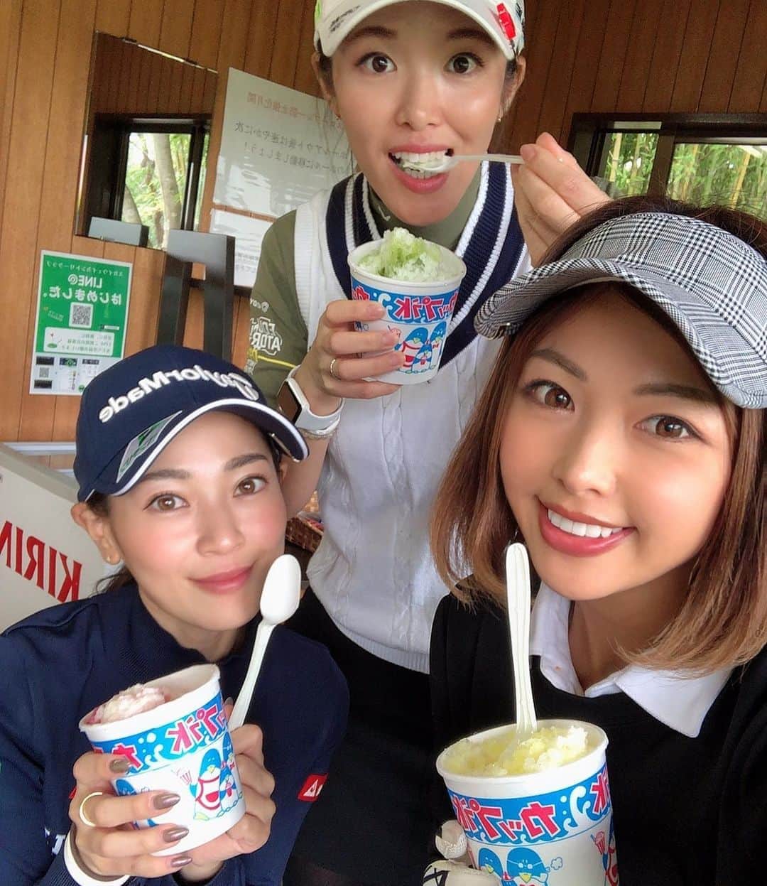 あおい夏海さんのインスタグラム写真 - (あおい夏海Instagram)「先日、女子プロの まこっちゃん @makototakemura_golf とよしみさん @yoshimikoda_official とプライベートゴルフしてきたよ🎵  プロアマ以外でプライベートでプロとゴルフしたの何気初めてだった！ かき氷納めかな？かき氷食べれて幸せ！ かき氷先輩のゴルフ中のかき氷の食べ方、めっちゃ凄かった！常に片手にかき氷もってたw🙌 流石です❤️ 迷走してたバンカーもバッチリ教えてもらって、バンカー完璧になった🥺🥺 パターのアドバイスももらい、アプローチの打ち方も教えてもらった🥺❤️ 今までなんとなくドライバー構えて打ってたけど、私のアドレスが毎回15センチくらいズレてるみたいで、アドレスに9割り意識と集中することを教えてもらい、他にもいつも意識してないこところをプロはしっかり考えてうっているところとか、本当に勉強になりました！！ バンカーに関しては本当に涙もの🥺🥺 これでゴルフがまたたのしみになった！  終始マシンガントークしながらのエンジョイゴルフめっちゃ楽しかったー😍  2人もチェリーマーカー気に入って使ってくれてて嬉しかった🍒 後日動画編おたのしみに！  また来月のラウンドがたのしみ❤️ ありがとうございました😍❤️  この日のコーデは @kissonthegreen   #はいチェリー #ゴルフ女子 #ゴルフスイング #ゴルフコーデ #ゴルフ男子 #ゴルフウェア #あおい夏海 #golf #ゴルフ好きな人と繋がりたい  #キスオンザグリーン #kissonthegreen #あおい夏海 #竹村真琴 プロ #甲田良美 プロ #ゴルフファッション #かき氷」10月8日 21時20分 - natsumi.aoi