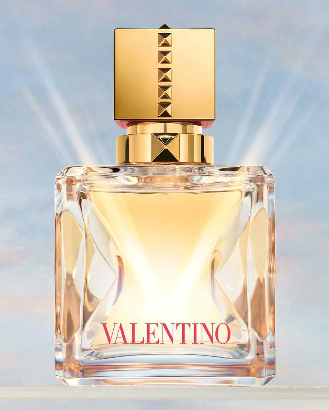 Juliett K.さんのインスタグラム写真 - (Juliett K.Instagram)「Już jest!!! Moja najnowsza kampania dla @valentino.beauty!!! Oficjalna twarzą zapachu VOICE VIVA jest sama @ladygaga ❤️ „Voce Viva zachęca do bycia sobą i wyznaczania własnych reguł, celebruje jeden z najbardziej indywidualnych zmysłów każdej osoby. Voce Viva to nie tylko nazwa, ale także wezwanie do wypowiedzenia na głos najgłębiej skrywanych marzeń i do ich realizacji.” Ogromnie się cieszę, ze mogę Wam pokazać pierwsze efekty z mojej kampanii dla #valentinovoceviva. Ciekawa jestem jak zareagujecie na kolejne publikacje #ad PS Zapach spodoba się wszystkim fankom słodkich nut!」10月8日 21時21分 - maffashion_official
