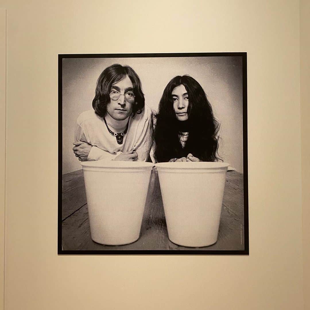 沙田瑞紀さんのインスタグラム写真 - (沙田瑞紀Instagram)「一足先に DOUBLE FANTASY – John & Yoko 展に お邪魔しました！ おふたりの作品がたくさんあって、なんだか胸いっぱいになりました。ヨーコさんの作品前衛的ですごかったな〜  明日から1月11日まで、ソニーミュージック六本木ミュージアムにて開催🌼  #doublefantasy」10月8日 21時35分 - mizuki_masuda