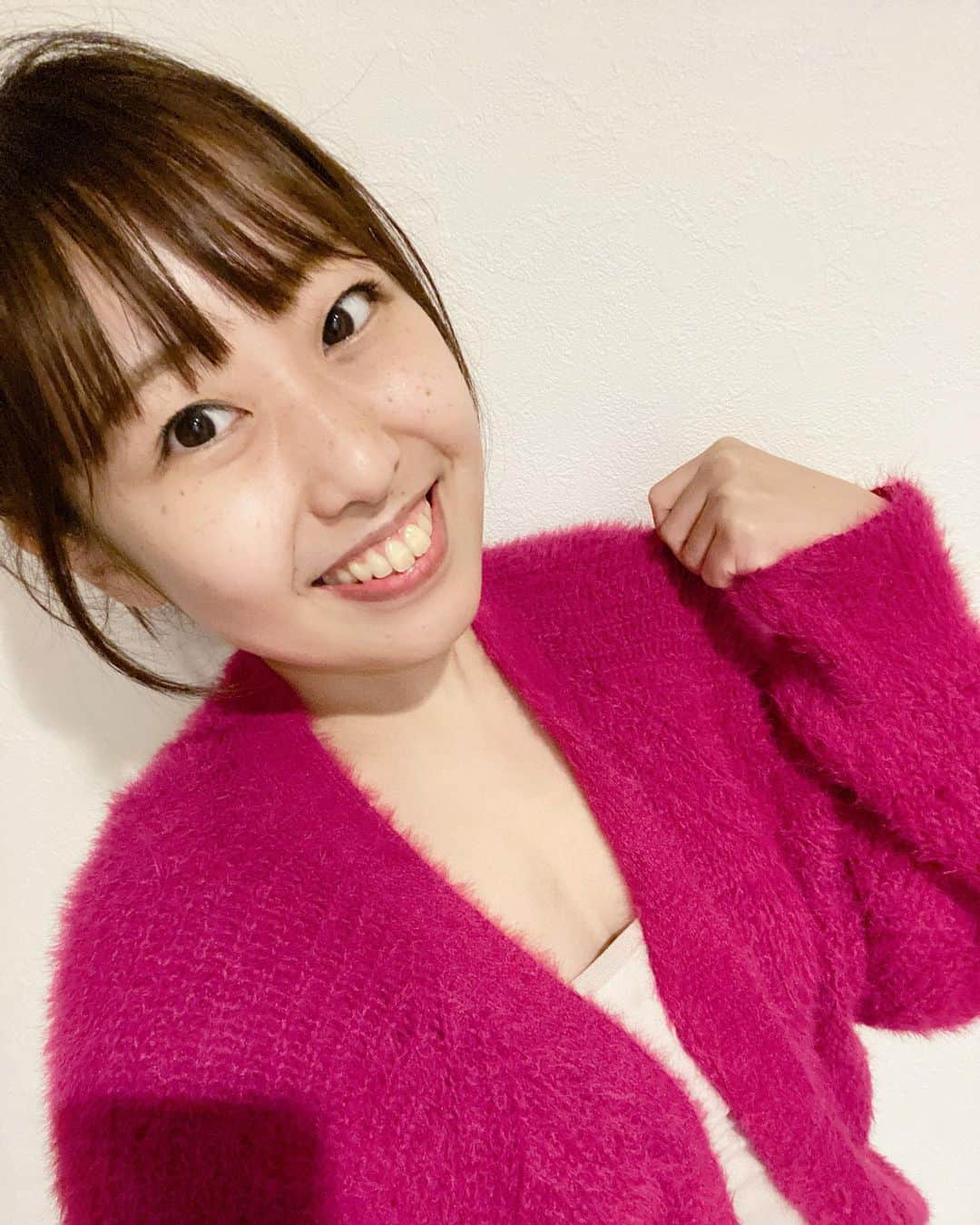 夏目亜季のインスタグラム：「もうすぐ30歳なるけど 低気圧でしんどいし 仕事やったけど簡素なメイク。  もはや眉毛とマスカラと ニトリで500円のホットビューラーのみ 肌もなんもやってない。 普段シミそばかすほくろ気になるから 下地やファンでやコンシーラーやら 肌が一番時間かかるけど今日は 思い切ってマスクやしノーファンデ。 いっつも何も肌にありませんって くらい隠してるけど1日目元のみの 簡単メイクで過ごしたら めちゃくちゃ楽でもはや仕事で急いでる時とかはこれでもいいんちゃうとか思えてきた。 あとよく話しかけてくれる女性議員さんから痩せたって言われて嬉しかった🥰 秋の低気圧でロキソニン生活始まったけど頑張って運動するぞー！  #ノーファンデ　#アラサー #すっぴん　#しみ　#そばかす #ほくろ　#スポーツジム #ダイエット #全身性エリテマトーデス #sle #ステロイド　#プレドニン」