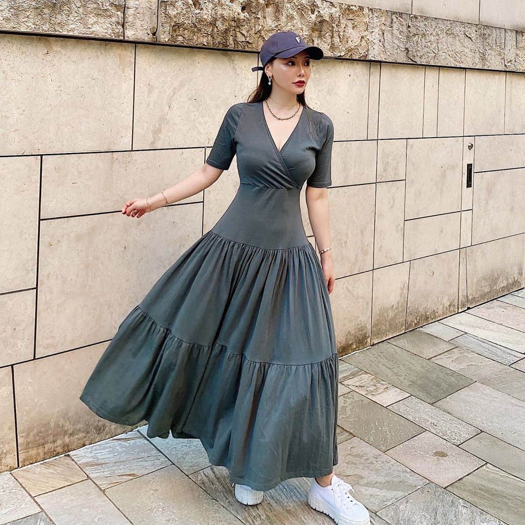 クリスティン・ウェイのインスタグラム：「@valmuer_official  dress fair 20% OFF just now online. #fashiongram #fashionstyle #ootd #cwfashion  #fashiongram #christinewei #cwfashion #クリスティンウェイ #valmuer #adidasoriginals #ヴェルムーア」