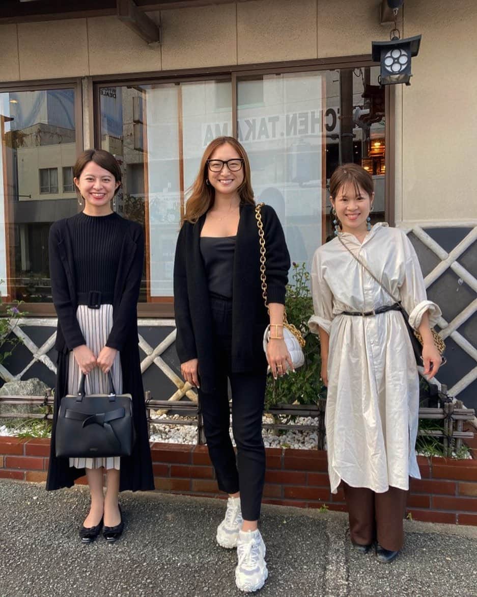 のインスタグラム：「【 Mother の合言葉 】  Motherの活動理念は、 AyurVedaの哲学に基づきます。🌳  私達が、別々のライフスタイル・ライフステージ それぞれの価値観や優先順位の中で 上下関係でなく、横の繋がりを大切にし 縛り合わず、お遊びでもない新しい組織体形を 維持できているのは、一つの共通理念を基に 物事を選択・判断しているからだと思います。  組織・会社を立ち上げた私でも、 その他誰でもなく、5000年の歴史ある " 上手く生きるための生き方の知恵 "  であるアーユルヴェーダを軸に置くことで、 いつでもブレることなく、太陽に向かって☀️ 真っ直ぐに成長し続けることができています。  ------------  我々Motherの根底にあるのは5000年の生命の科学。  根が、想像を超える広域的・多岐に渡る 深みのあるものですから そこに乗っからせていただいている我々は 雨にも負けず、風にも負けず、ただただ  滋養を与えてくれる大地に🌋感謝し 光を与えてくれる太陽☀️に感謝し 地球上に存在する全てとの共存を感じながら その根からの恩恵を有り難く受け取るだけ。🤲✨  難しいようで、最もシンプルで 尚且つ、全宇宙が味方してくれるような 追い風を浴び続ける、"ザ  効率的経営術" だと思っています。  生命の科学 = それは、命の起源。 生きとし生けるものがどのように 再生(誕生)・維持(存続)・破壊(破綻)♻️していくか。  人、ひとりの人生はもちろんのこと 子育てや人間関係、人の営み全て そして植物・動物との共存、関係性 会社....いえ、仕事の本当の意味を 組織の本当の在り方教えてくれるようです。  我々は、今までも、これからも、変わらぬ理念のもと 関わる全員が、この最古の "生き方の知恵'" に 進むべき方向の論議・判断基準を着地させ 共通認識で進むことで、お客様や関わる全ての 大切な仲間、運営、私自身も、幸福や繁栄、富を 産み、与え合い、循環し合えると確信しています。🌏♻️  ----------------  宇宙は… この世の全ては、 混沌でなく、規律でできている。  これが、私達が最も大切にしている " 規律のある生活 " こそが 人間の本来の能力を最大化するという訳。🪐  時間に、縛られたくない… っと、朝、そして、昼、そして夜まで ダラダラと仕事も生活も過ごしてしまう。  … これでは、最終的にもっと大きな自分の人生の成長を 貴方が持っている可能性を縛り付けてはいないだろうか？  少し頑張って毎朝起きて規律をつくり 慣れてきてしまうと、あらびっくり。 今まで限界だと思っていたキャパシティーが 半分以上空いていて、尚且つバイタリティー 活力や気力、アイデア、エネルギー、愛情が 溢れ出してくるではないか。  これが 損して得とる人生と 自分で自分の首を絞め続ける人生の差。  皆んな全く同じではないものの 総合してみると平等な条件の元、生きている。  人の成功を、妬んだり、羨んだりして そこにあの人は運があったのだと 言い訳をしている時間などない。  人のことをおとしめたところで 自分が幸せになれるわけでない というどころか、最終的には 自分をドン底に突き落としているということも 同時に理解した方が良い。  誰もみていないところで 誰にもバレないところで どれだけ自分が見ていることを識別し 自分へ向けて良い行いを見せられるか。  逆にばれないからといって 妬みや嫉妬、憎悪から来るおとしめを 立場や権力や法を利用して行うことへは 与えた先から何も反逆されずとも 必ず倍以上の仕返しが返ってきますから  自分が幸せになる方法を 内側の本当の自分に耳を傾けて聞いてあげるといい。  誰かの幸せを奪うことは 自分の幸せを捨てるようなもの。  誰かが幸せになるということは 自分が幸せになることに繋がっている。  不思議なのですが、これが 自然の法則。  --------------- 　 最後に似たもう一つ…  今日も最初で最後のイチニチ。  今日の自分の行いが、明日を作る 明日の自分は、今の行いで作られる  明日の自分がどう生きたいか？ 未来をどう生きたいか？ を考えた上で今を選択しよう。  MOTHERと共に、未来を、 あなた自身を最大化しませんか？  毎朝の瞑想のクラスは、イチニチのリズムをつくる 手助けになるかもしれません。  1日1日を新鮮な気持ちで大いなる真剣さを持って生きる。  毎日がプラクティス。 毎日が発表会。  それでは、 我々MOTHERの毎日の締めの一言にて。  " 本日も1日ありがとうございました！ 明日も1日宜しくお願い致します！  " 📸 伊勢まで会いにきてくださった @jurikomeno  ---------------  🖥 MOTHER  @mother___jp web ☝️毎朝の瞑想・ヨガクラスやコミュニティへの参加はこちらから」
