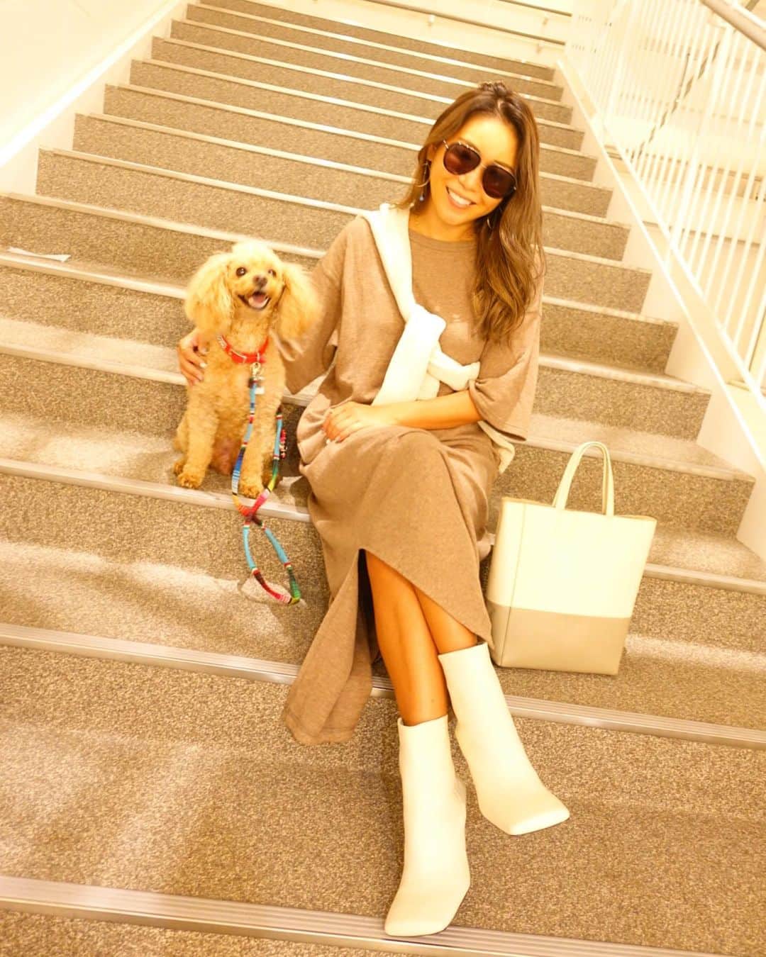 ETSUKOのインスタグラム：「まじデカプー🤣🤣🤣 身体でっかいのに顔ちっさいずるい❣️ ららたんデカすぎて片手では抱けないのよ😫  先日のコーデ  ワンピース　#SeaRoomlynn カーデ　#dholic  bag #celine boots #zara このブーツの先端が四角で可愛い🤍🤍🤍」