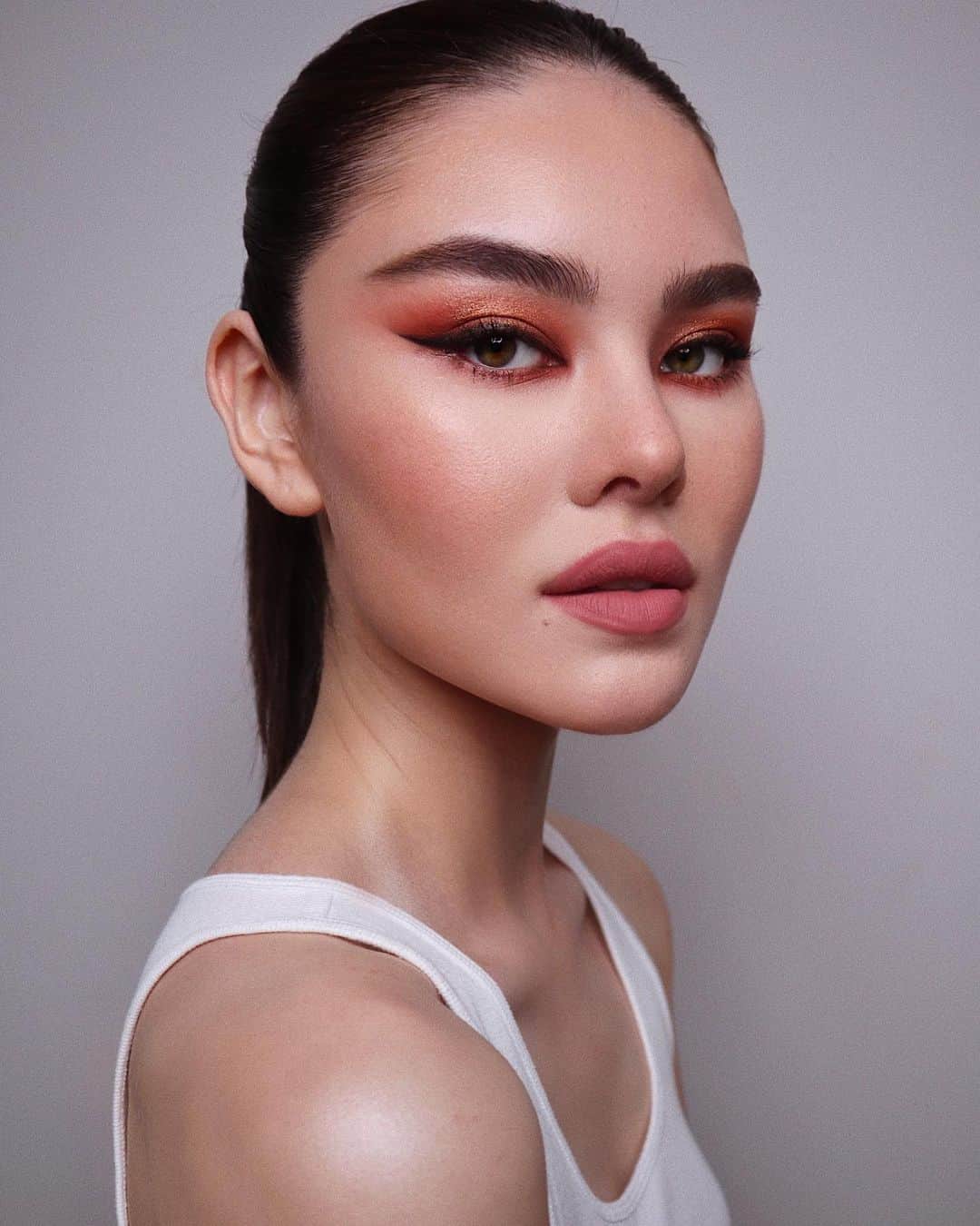 Hung Vanngoさんのインスタグラム写真 - (Hung VanngoInstagram)「“Fox Eyes Makeup” video with beautiful #WillowAllen (@willow.allen) using all #QuoBeauty products @shoppersbeauty is now up on my #YouTube channel. Link is in my bio.  PRODUCTS:  SKIN PREP Quo Beauty  Lip Oil (Watermelon) Quo Beauty Golden Glow Primer  FACE Quo Beauty Liquid Foundation (Porcelain)  Quo Beauty Miracle Cover Concealer (Porcelain) Quo Beauty All Over Shadow Brush from The Classic Collection Quo Beauty Invisible Setting Powder (Translucent) Quo Beauty Airbrush Highlighter Brush from The Classic Collection Quo Beauty Bronzing Powder (Honey Glow)  Quo Beauty Blush (Sun Kissed) Quo Beauty Airbrush Highlighter Brush from The Classic Collection Quo Beauty Strobe Stick  EYEBROWS Quo Beauty Ultra-Precise Brow Pencil (Light Brown) Quo Beauty Microstroke Brow Definer (Light Brown) Quo Beauty Brow Defining Gel (Light Brown)  EYES Quo Beauty Brightening Eye Primer (Champagne) Quo Beauty All Over Shadow Brush from the Classic Collection Quo Beauty One-Stroke Gel Liner (Cosmic Copper)  Quo Beauty Eye Shadow Palette (Sweet as Honey) Quo Beauty HD Shadow Brush from The Artistry Collection(For Eye Shadow Color 1)  Quo Beauty All Over Shadow Brush from The Classic Collection(For Eye Shadow Color 3) Quo Beauty Pump Up The Volume Mascara (Black) Quo Beauty Liquid Precision Marker (Espresso)  LIPS Quo Beauty Lip Contour Pencil (Nuditude) Quo Beauty Velvet Kiss Liquid Lipstick (Soft Linen)  BODY Quo Beauty Glow Getter Illuminating Drops (Champion)  Preditor @ninomars Hair @jacobrozenberg Assisting @sooparkmakeup @tsuyo_sekimoto」10月8日 21時33分 - hungvanngo