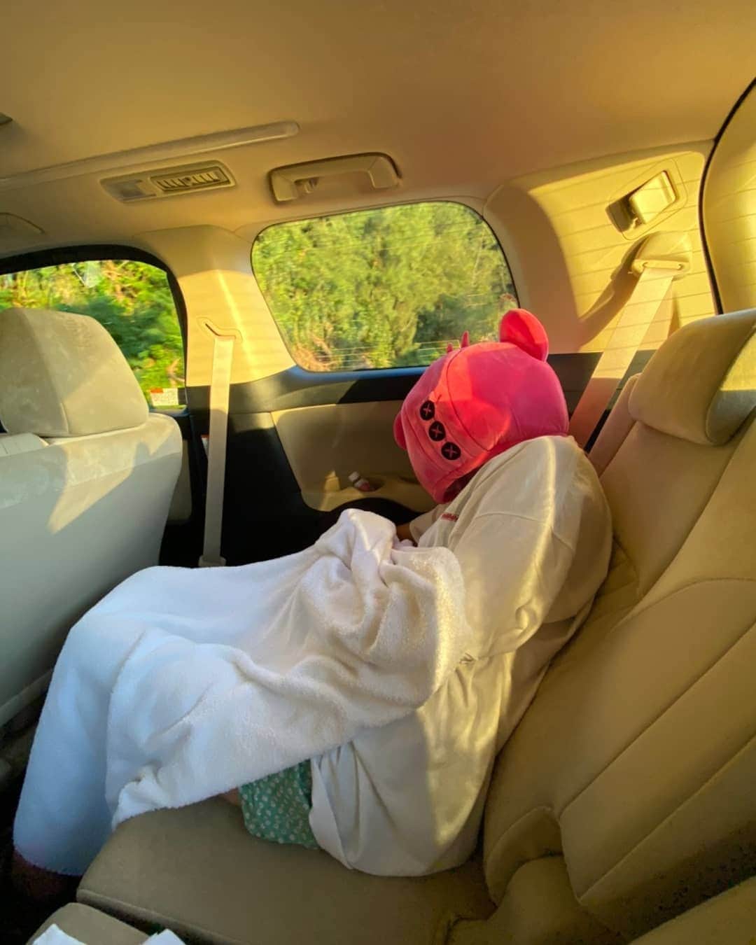 小林レイミさんのインスタグラム写真 - (小林レイミInstagram)「これで沖縄徘徊してたの見かけたならばそれはわたしです。🚗🌊  #okinawatrip #kawaii #travelawesome #traveldiary #pink #dolllike #tripjapan #teddybear #bakagaijin」10月8日 21時43分 - _reimi._____