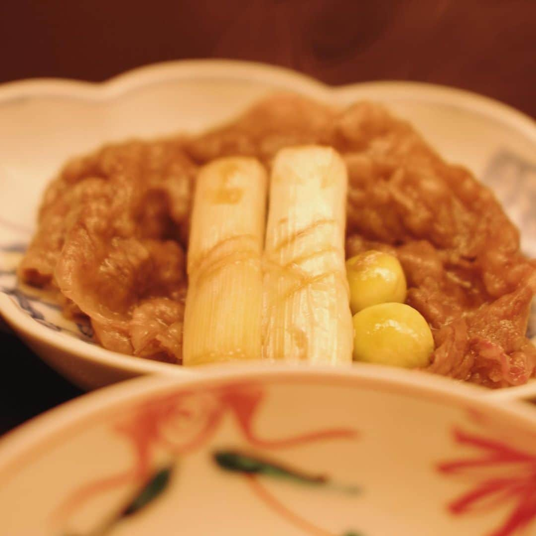 花奈澪さんのインスタグラム写真 - (花奈澪Instagram)「📻🍽.... 10月のラジオ飯 (ラジオ後に行く月に1度の贅沢飯)は  今半の「松茸すき焼き」  一年に一度は 松茸食べたいですよね。 わかります。  皆、相変わらずクレイジーな おかわり芸をしておりました。  ヒレ肉をすき焼きするのは はじめてで、美味しかったー！！！  #今半 #人形町今半 #新宿すきやき #すきやき #すき焼き #今半すき焼き  #今半万窯 #今半万窯新宿サザンタワー店  #今半万窯新宿店 #松茸 #松茸すき焼き #まつたけすき焼き #松茸すきやき #ラジオ飯 #花奈澪のコンフェティシャワー」10月8日 21時38分 - namio_dao