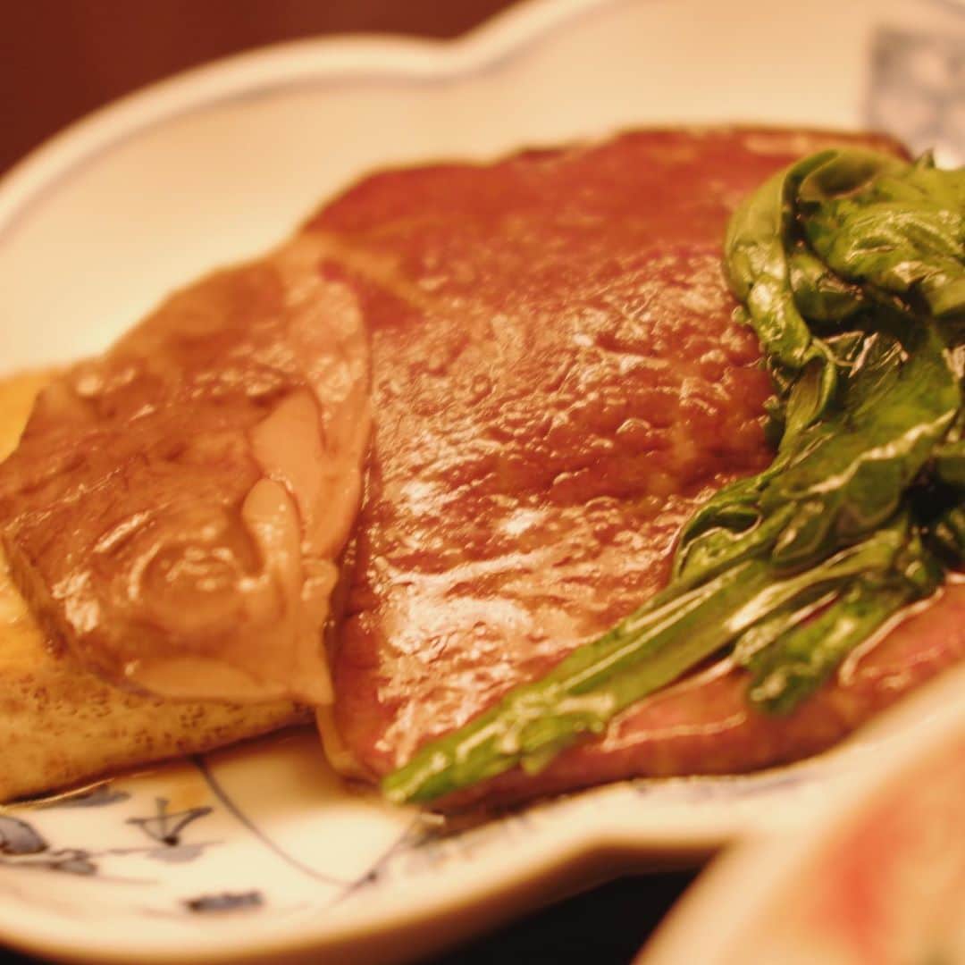 花奈澪さんのインスタグラム写真 - (花奈澪Instagram)「📻🍽.... 10月のラジオ飯 (ラジオ後に行く月に1度の贅沢飯)は  今半の「松茸すき焼き」  一年に一度は 松茸食べたいですよね。 わかります。  皆、相変わらずクレイジーな おかわり芸をしておりました。  ヒレ肉をすき焼きするのは はじめてで、美味しかったー！！！  #今半 #人形町今半 #新宿すきやき #すきやき #すき焼き #今半すき焼き  #今半万窯 #今半万窯新宿サザンタワー店  #今半万窯新宿店 #松茸 #松茸すき焼き #まつたけすき焼き #松茸すきやき #ラジオ飯 #花奈澪のコンフェティシャワー」10月8日 21時38分 - namio_dao